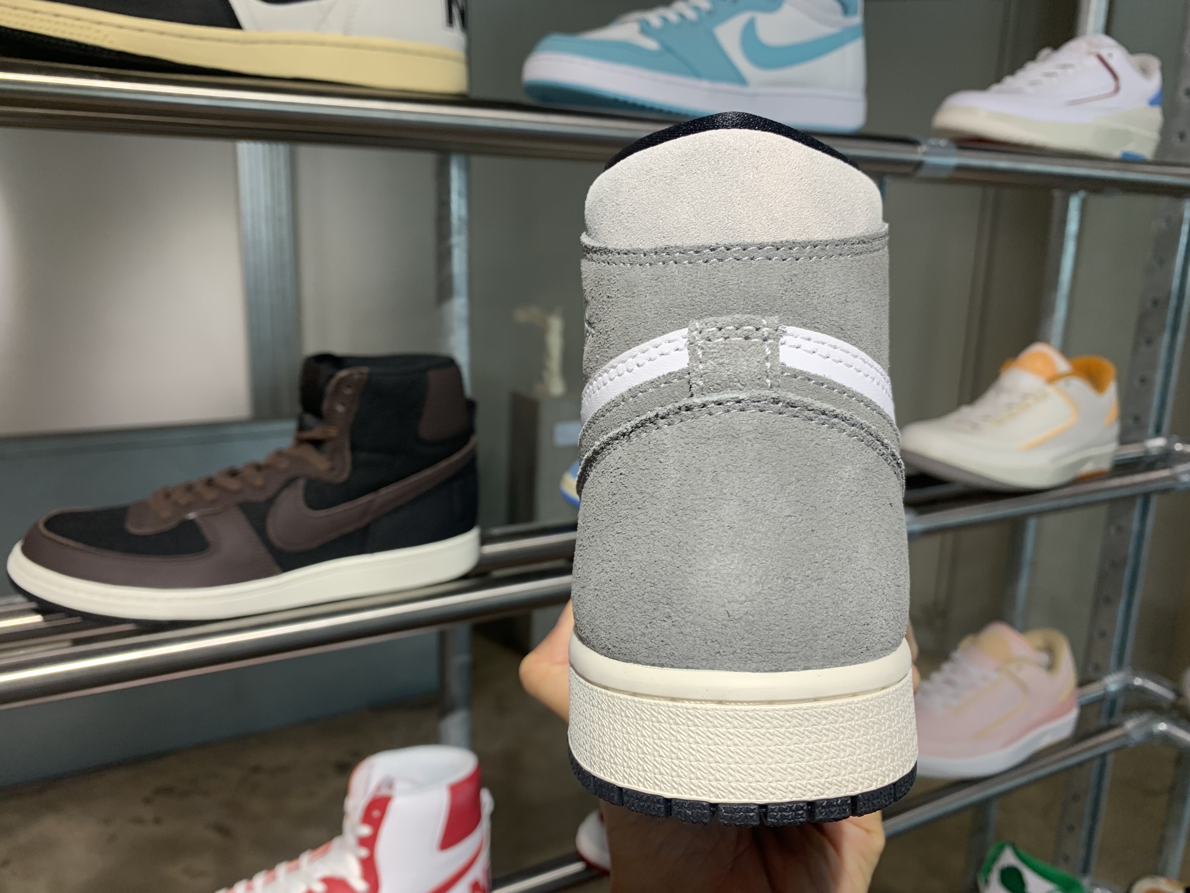 Jordan 1 Retro High OG Black and Smoke Grey 착용 스타일 - 5