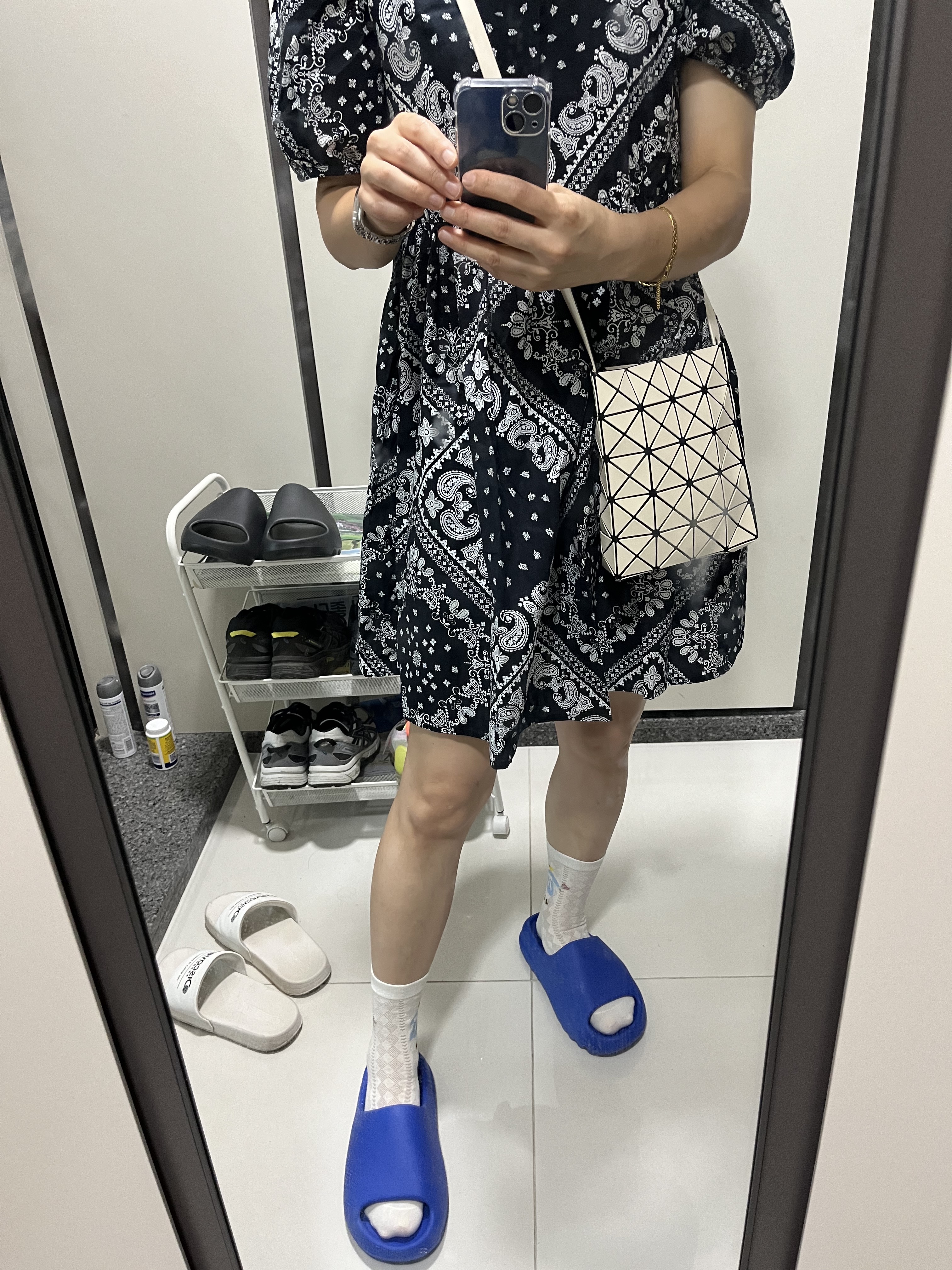 Adidas Yeezy Slide Azure, COS Quilted Mini Bag Bright Green 착용 스타일 - 4