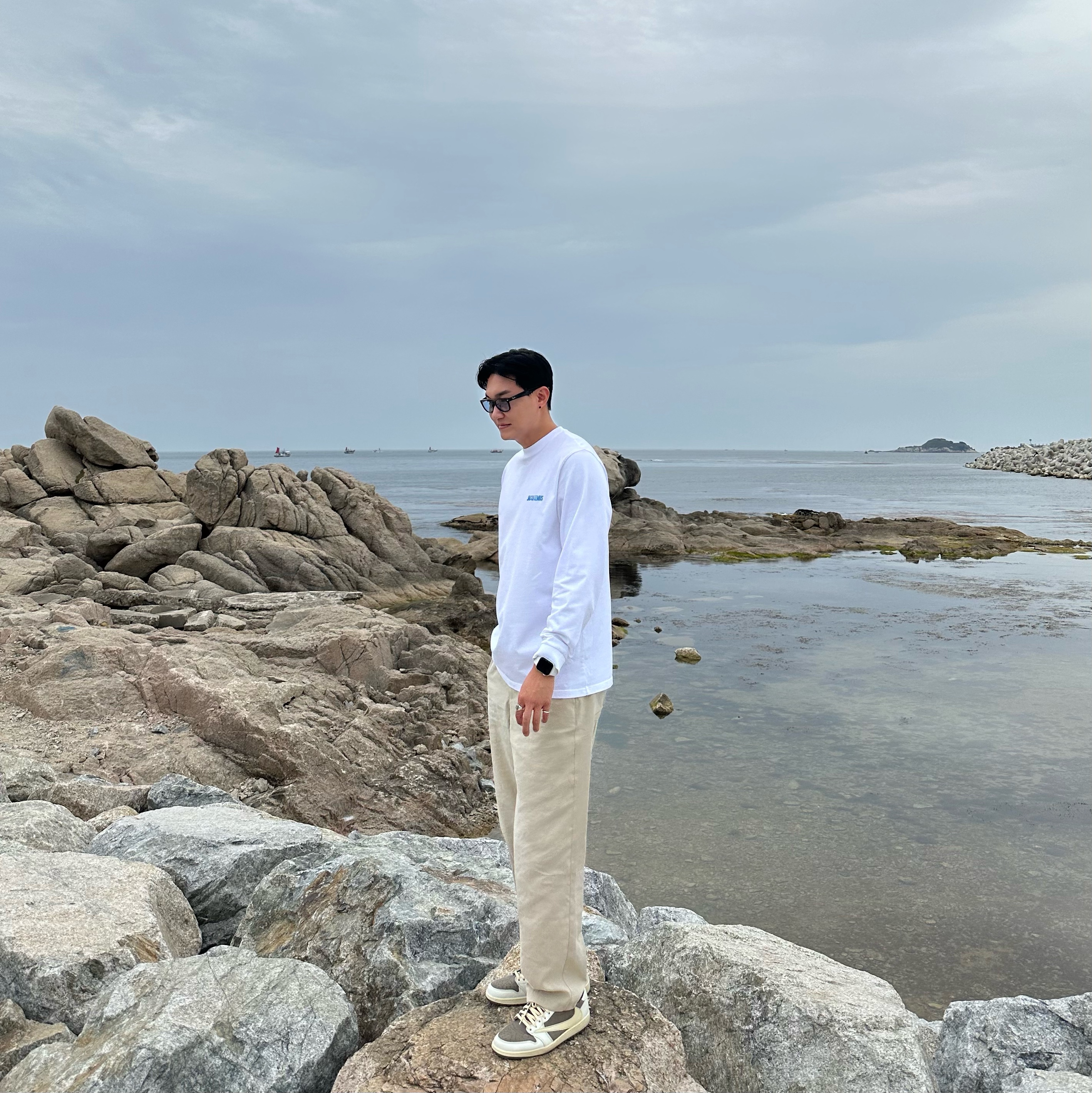 Jacquemus Le T-Shirt Gelo Print Ice Long Sleeve T-Shirt Print Ice White, Jordan 1 x Travis Scott Retro Low OG SP Sail and Ridgerock 착용 스타일 - 1