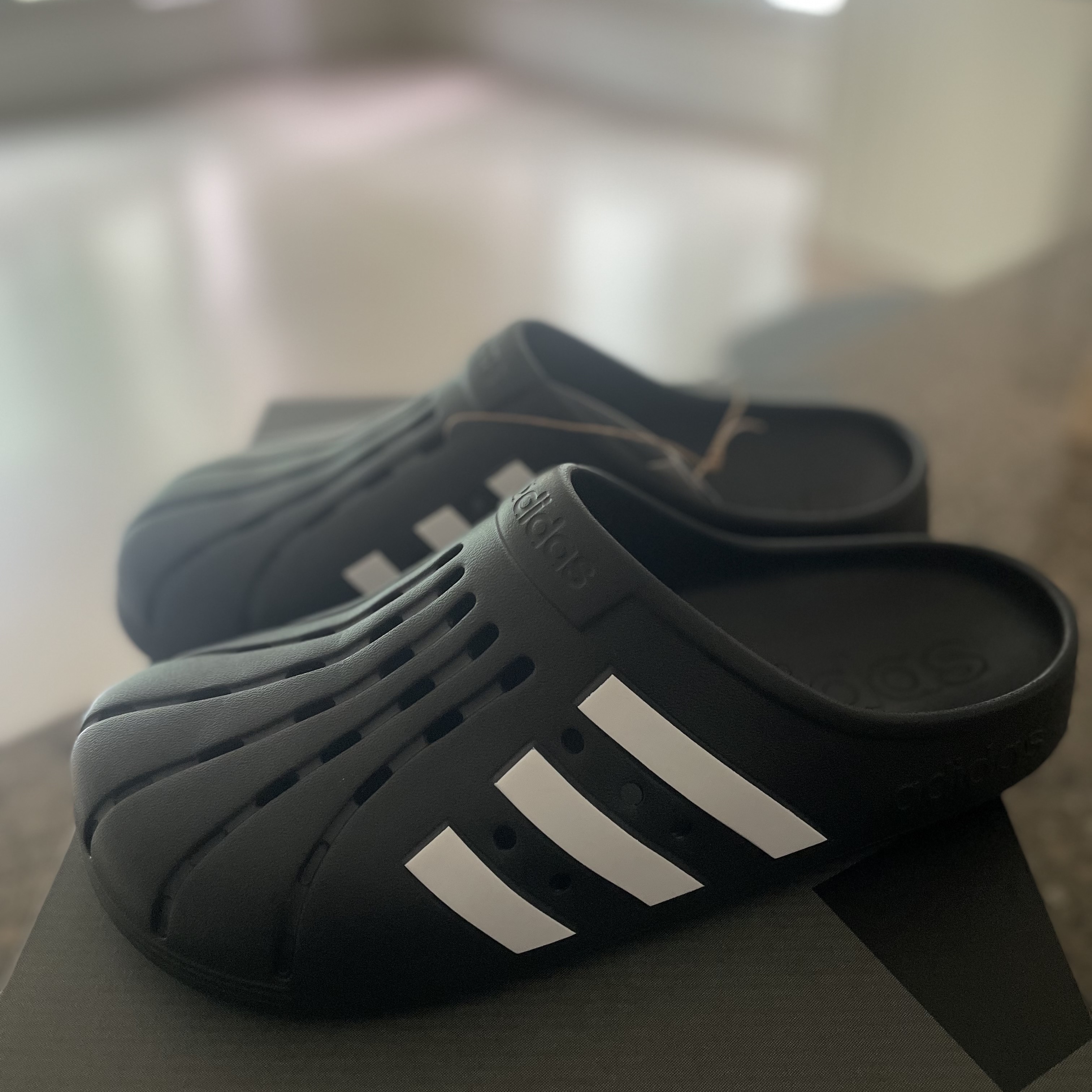 Adidas Adilette Clog Black White 착용 스타일