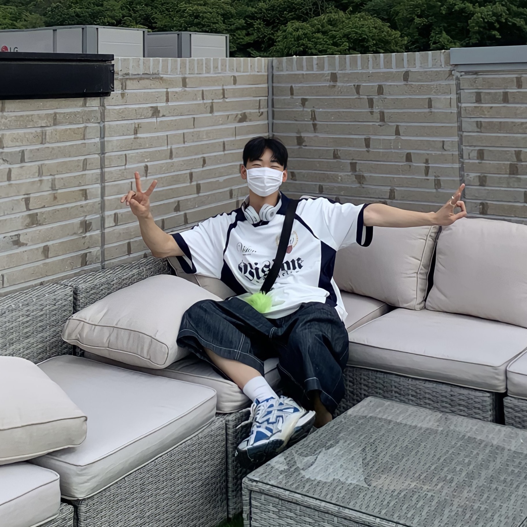 Balenciaga Runner Sneakers Blue White 착용 스타일 - 2