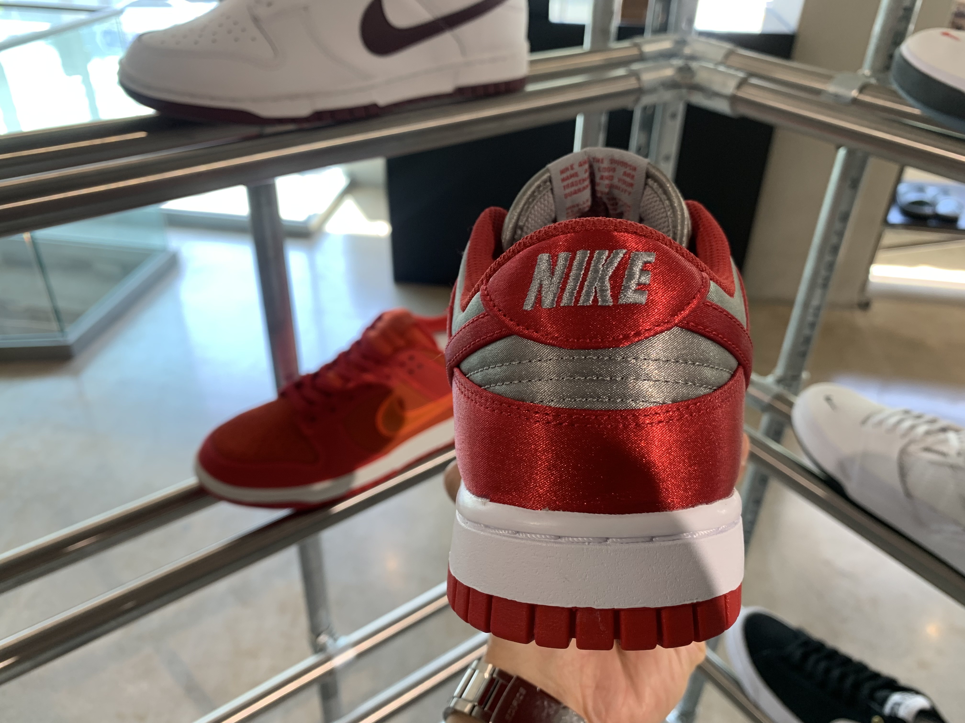 (W) Nike Dunk Low Varsity Red and Medium Grey 착용 스타일 - 5