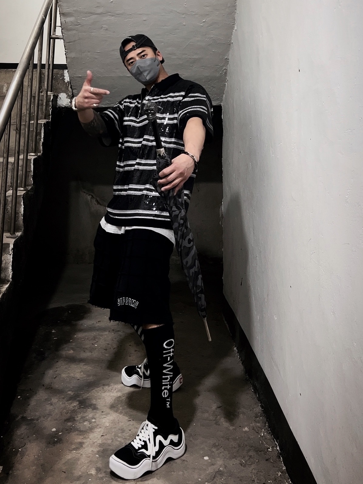 Supreme Pigment Canvas S Logo 6-Panel Black - 23SS, Supreme Sequin Stripe Zip Polo Black - 23SS 착용 스타일 - 3