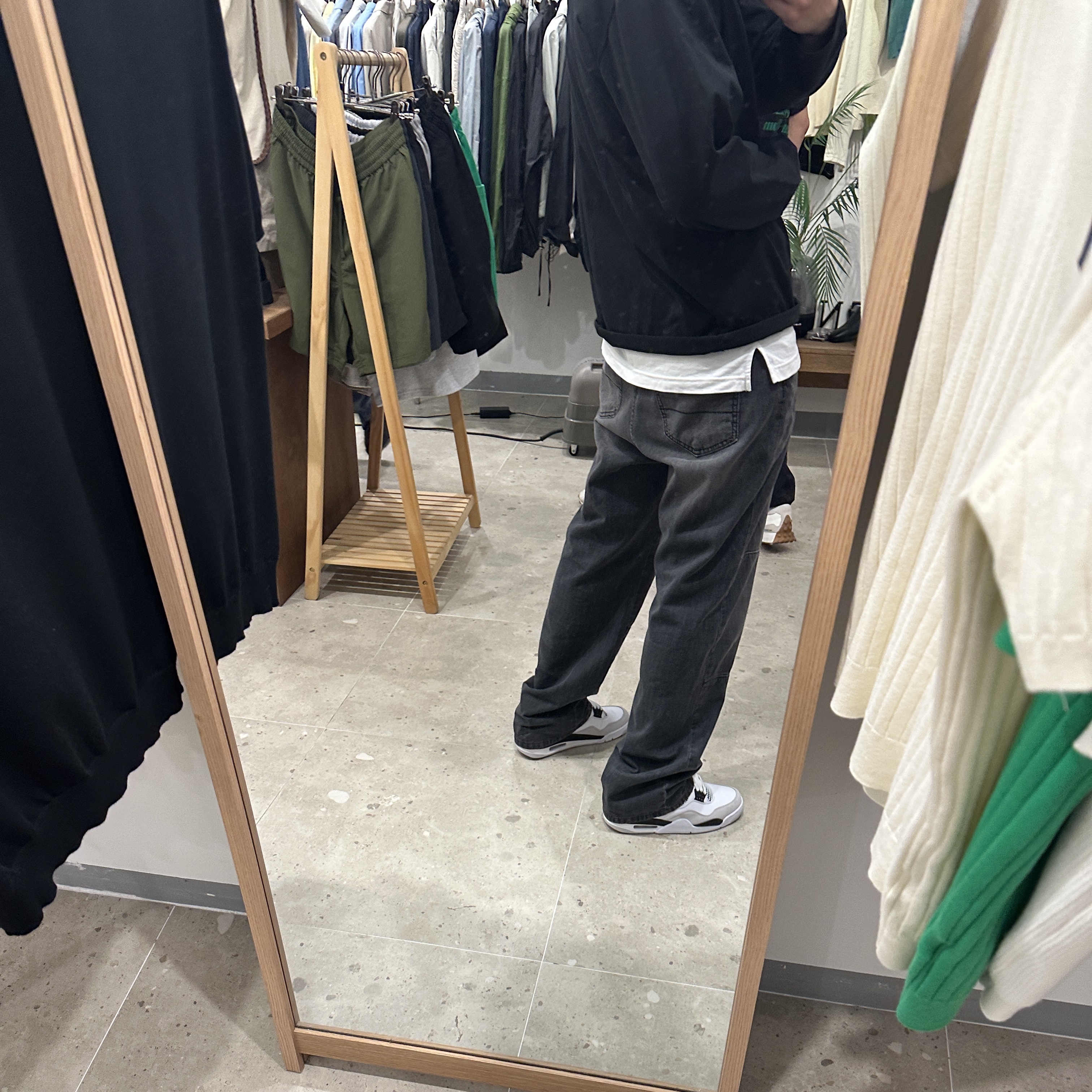 Jordan 4 Retro White and Black 착용 스타일