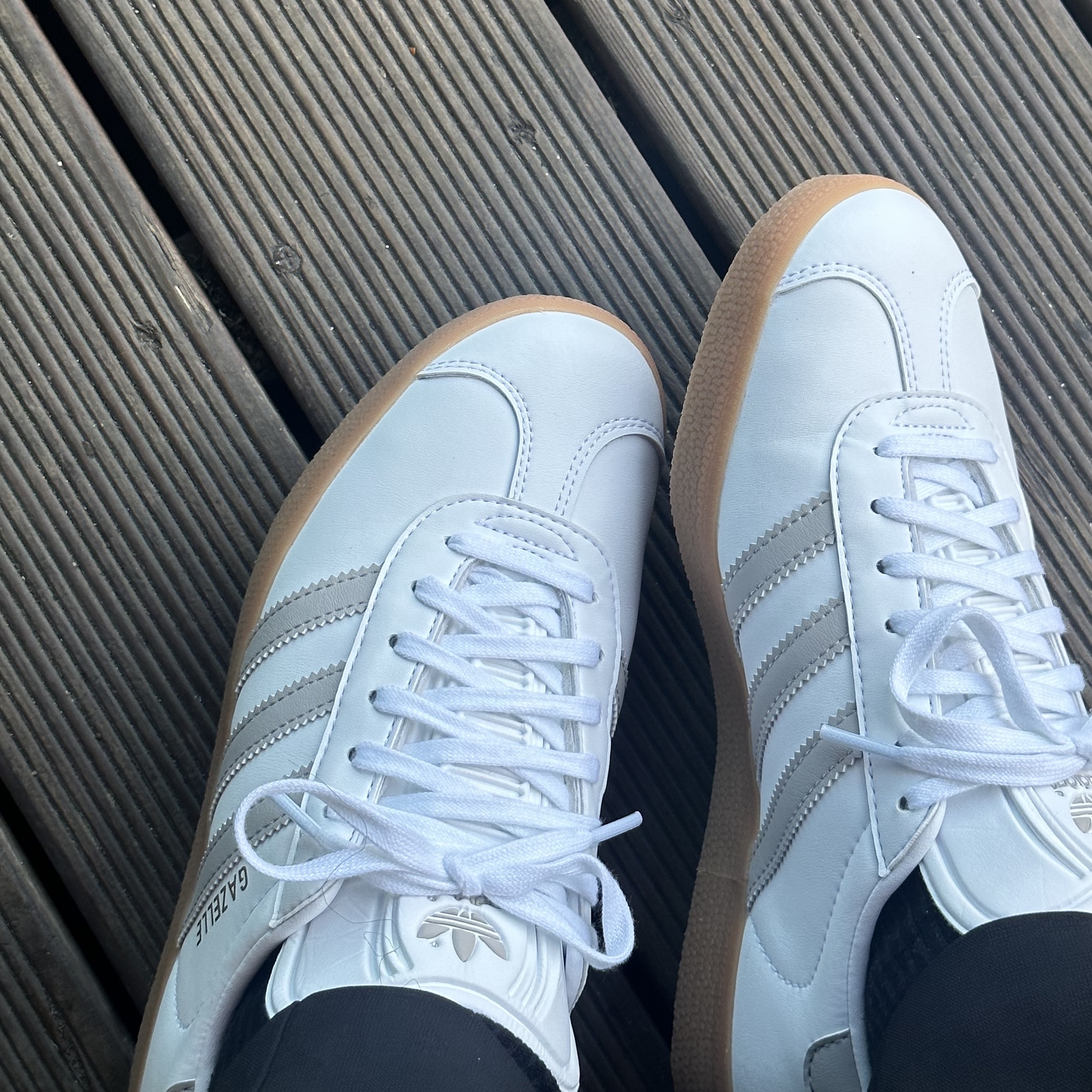 Adidas Gazelle White Grey 착용 스타일 - 2