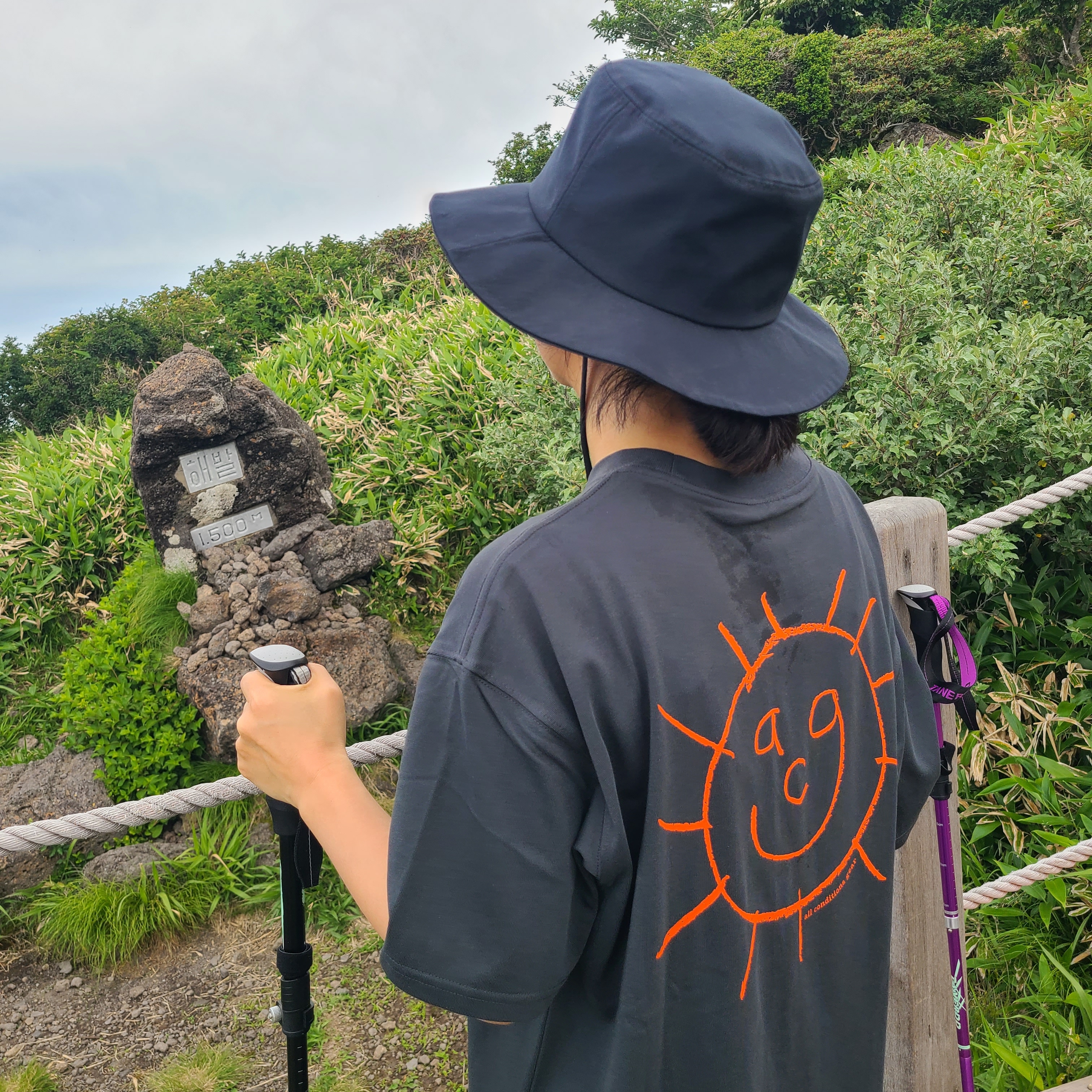Nike ACG Sunshine T-Shirt Dark Smoke Grey - Asia, Nike NRG ACG Bucket Black 착용 스타일