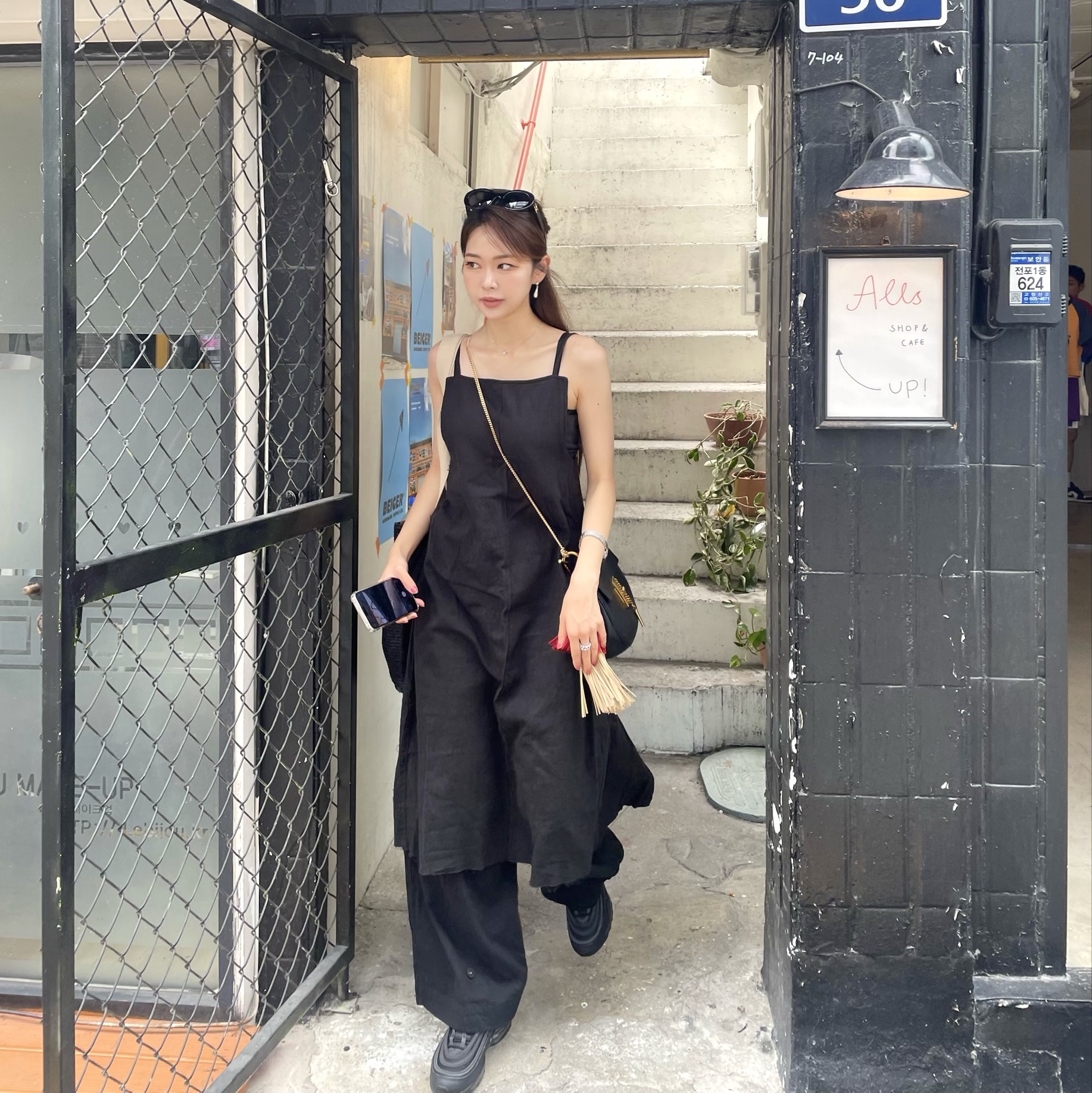 (W) Celine Triomphe 01 Sunglasses in Acetate Black 착용 스타일 - 3