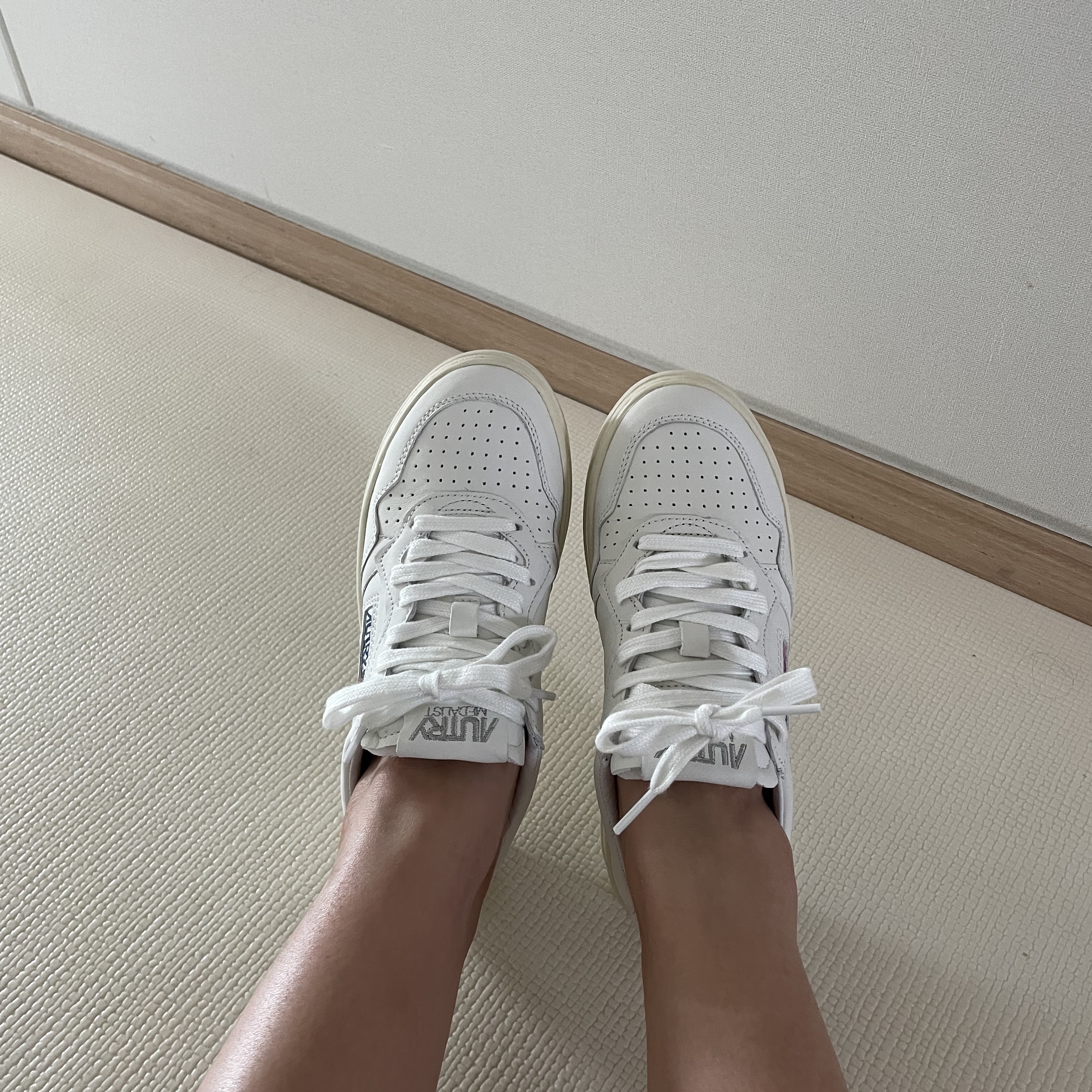 (W) Autry Medalist Low Goatskin Sneakers White 착용 스타일 - 1