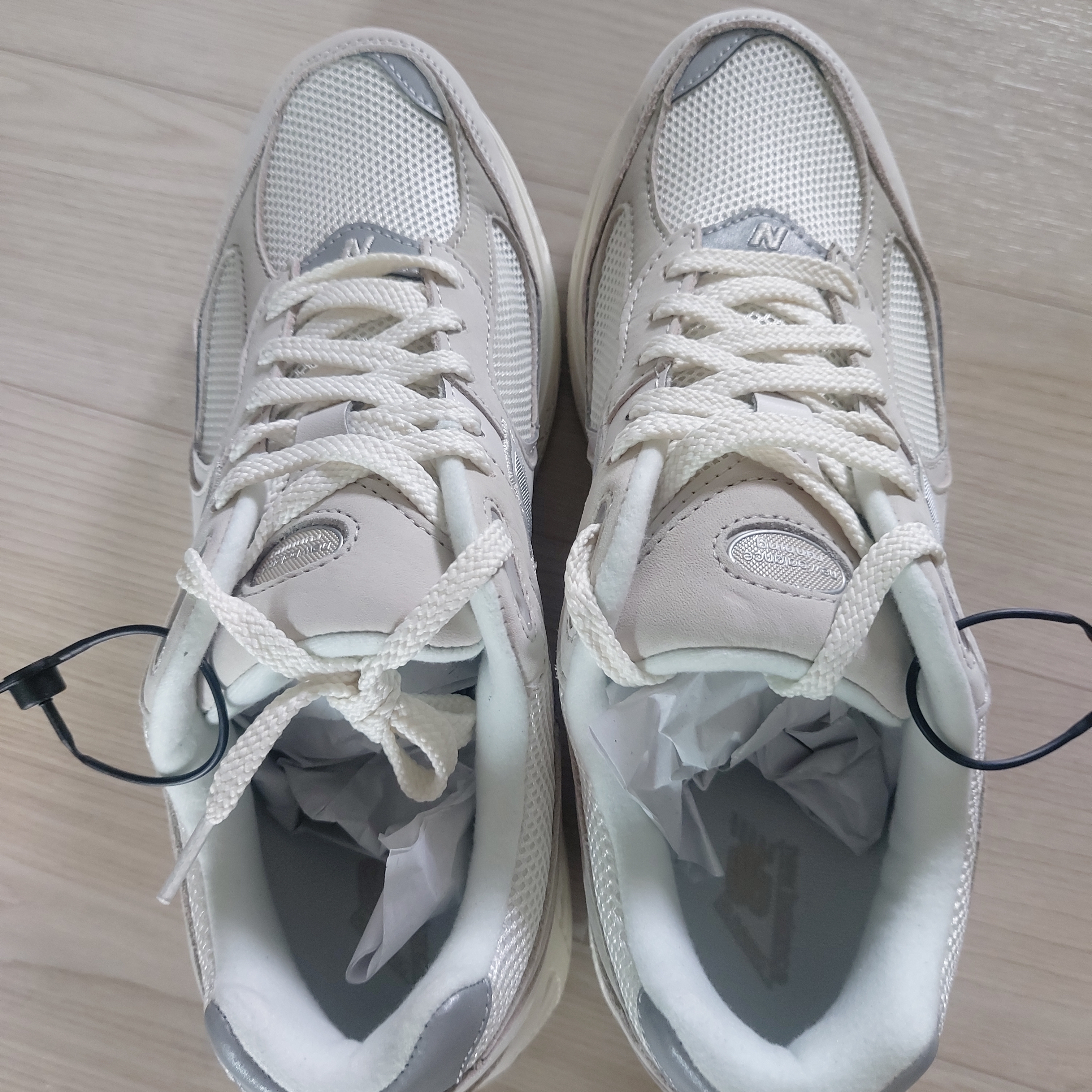 New Balance 2002R White Ivory 착용 스타일 - 2