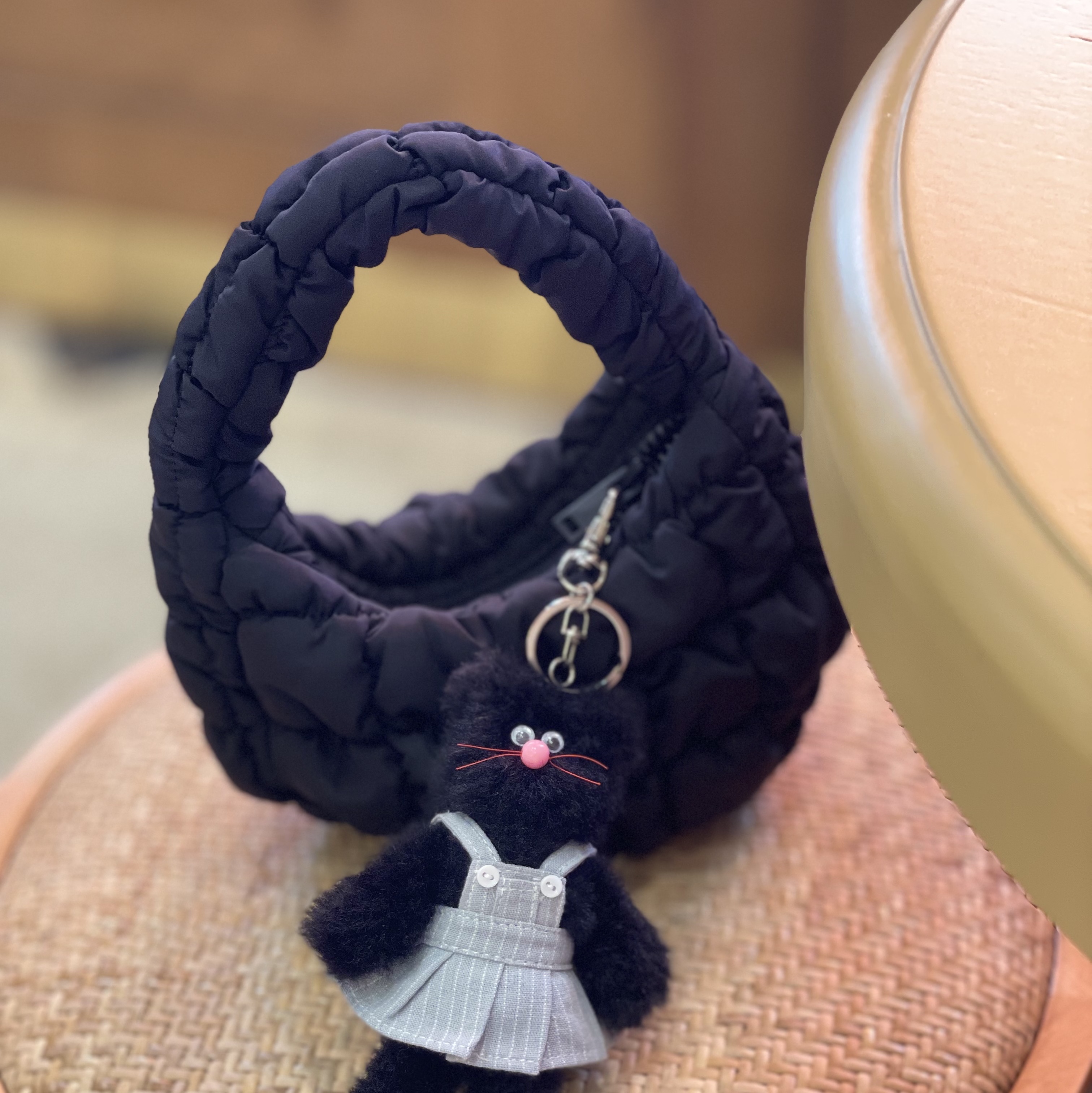 COS Quilted Micro Bag Black, [KREAM 단독] Monamhee Beulpingi Keyring with White Pants Black 착용 스타일 - 2