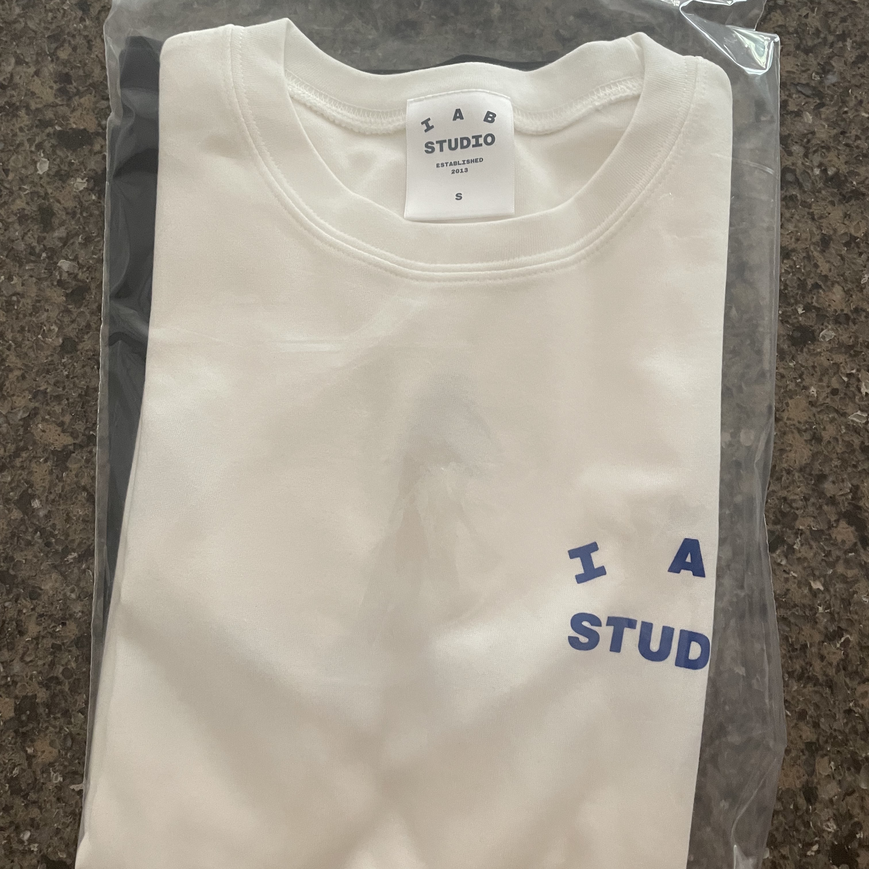 IAB Studio 10th Anniversary T-Shirt White 착용 스타일 - 2
