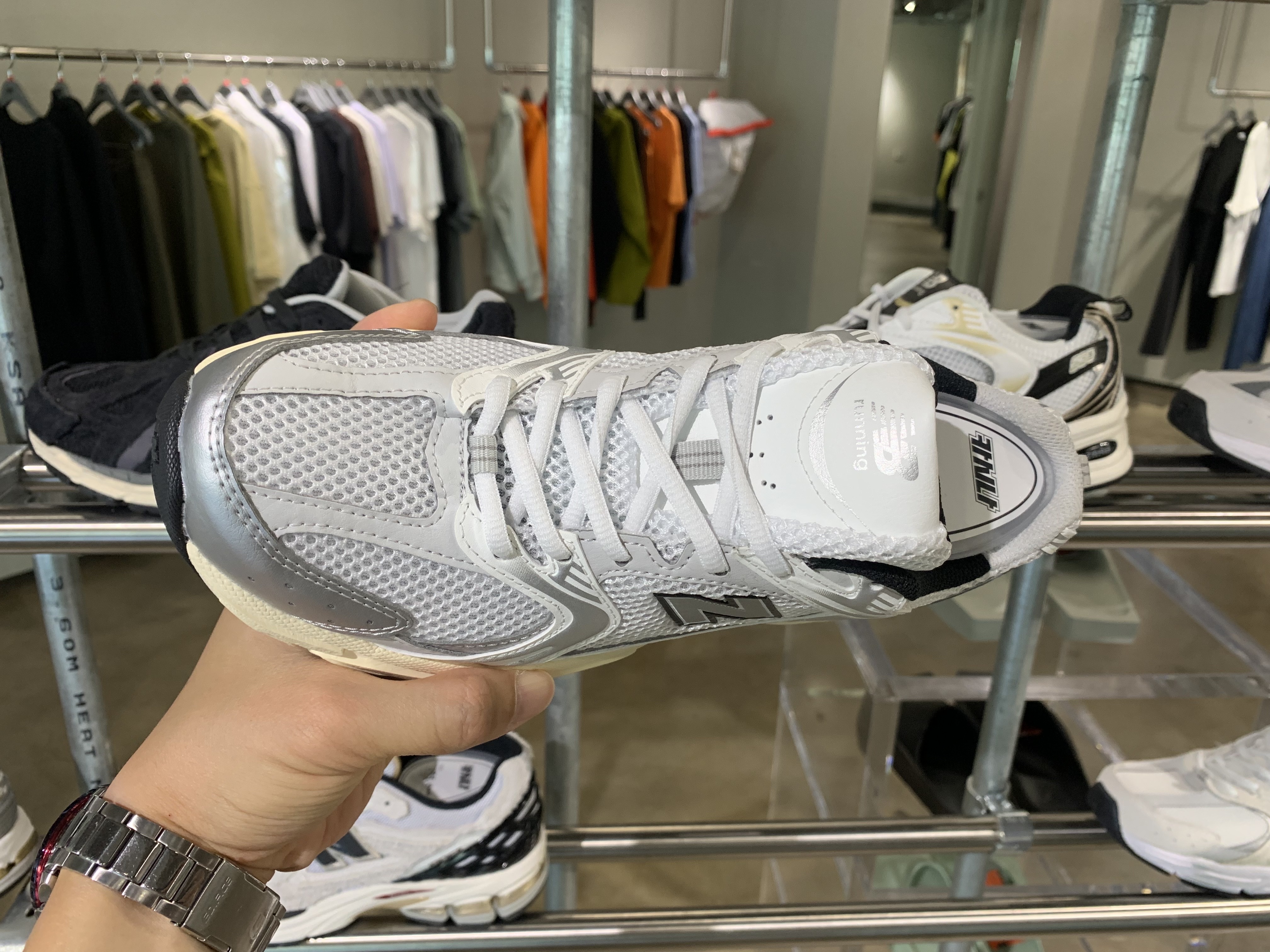 New Balance 530 Steel Grey 착용 스타일 - 3