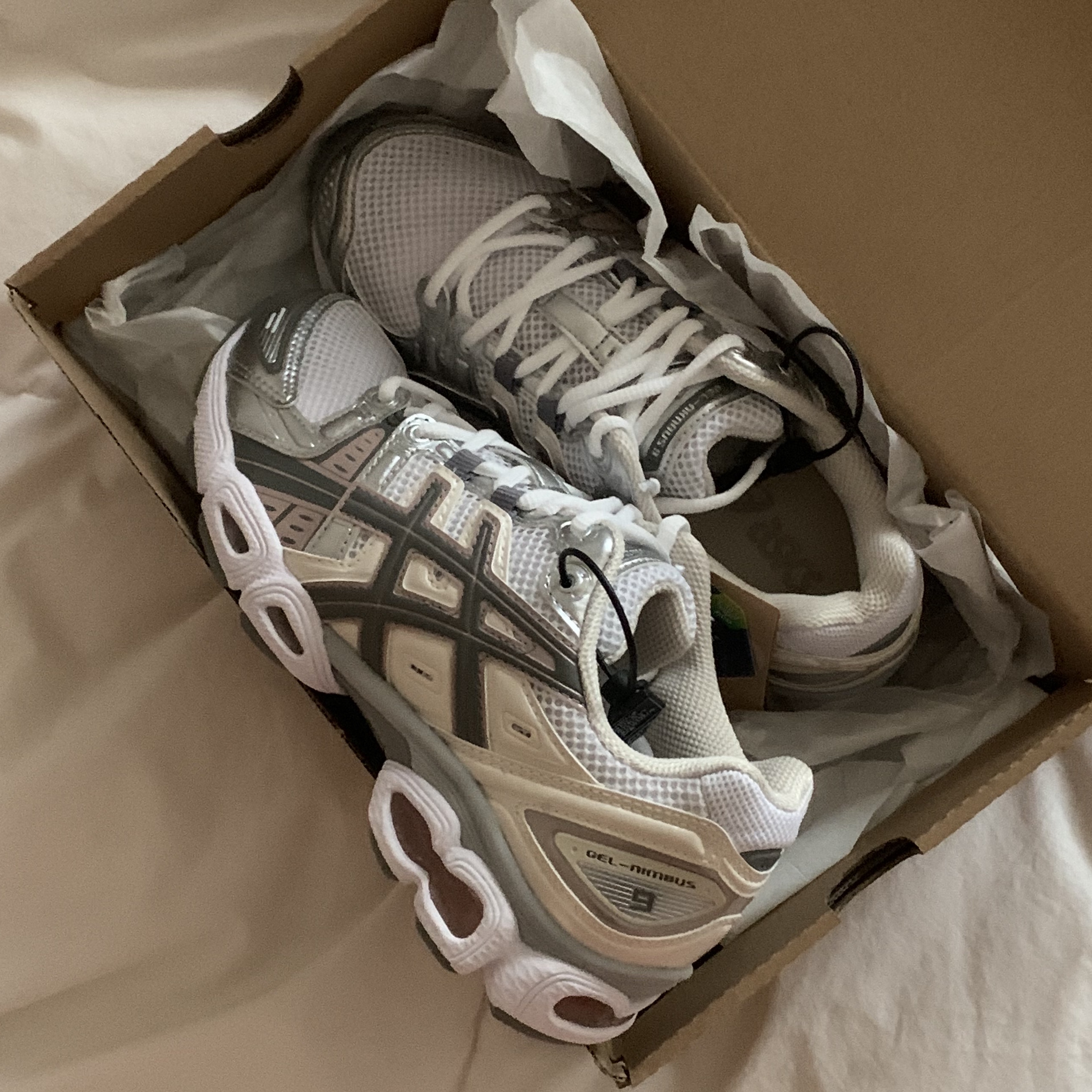 (W) Asics Gel-Nimbus 9 White Oatmeal 착용 스타일