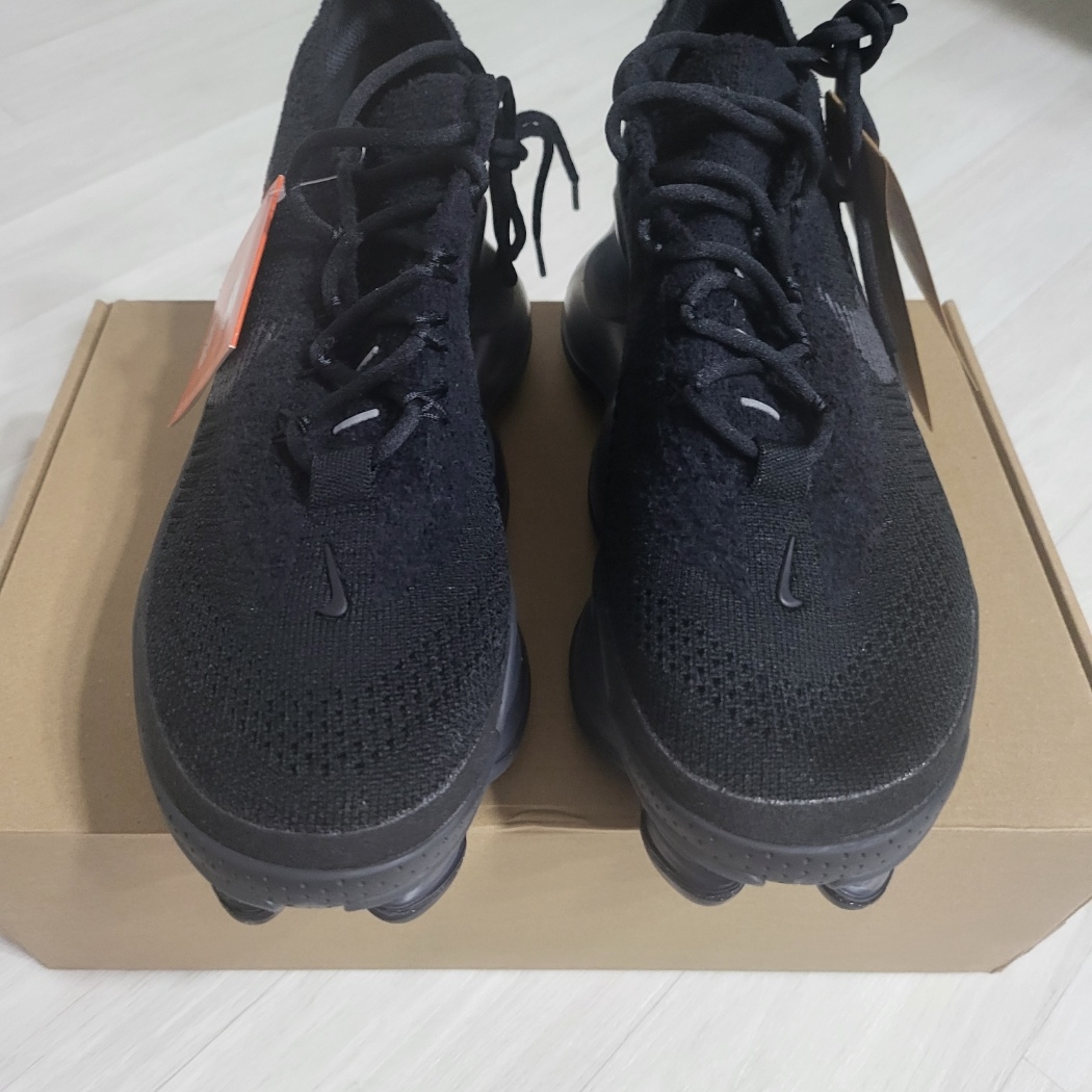 Nike Air Max Scorpion Flyknit Black Anthracite 착용 스타일 - 2