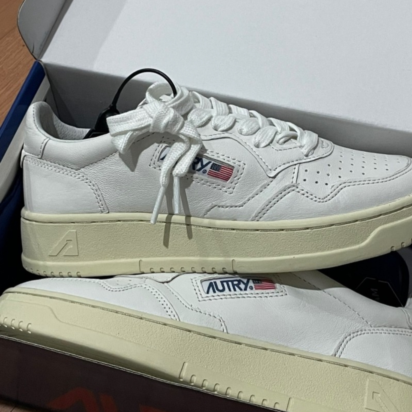 Autry Medalist Low Leather Sneakers White 착용 스타일 - 1