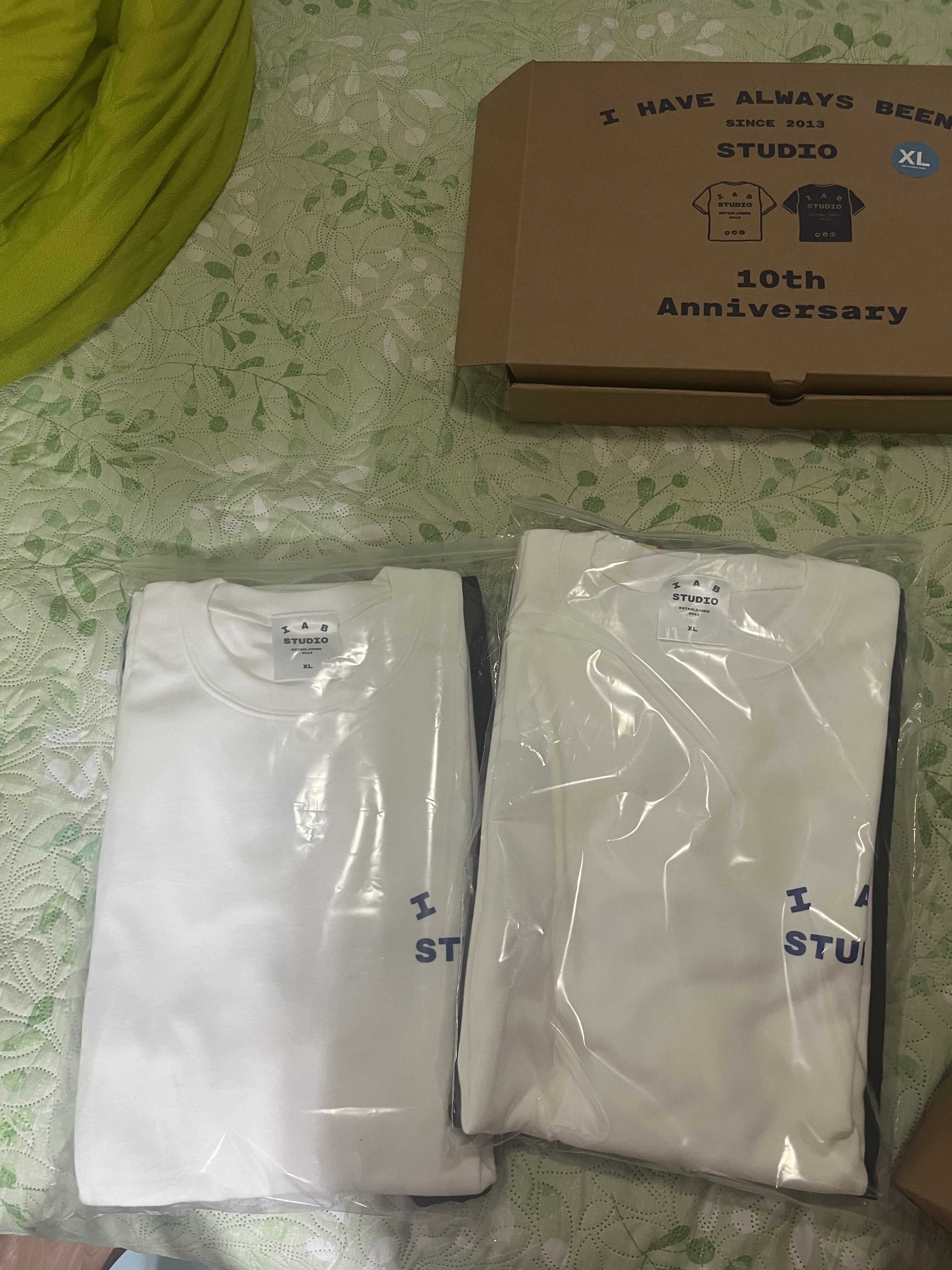 IAB Studio 10th Anniversary T-Shirts Pack White & Black (2 Pack) 착용 스타일