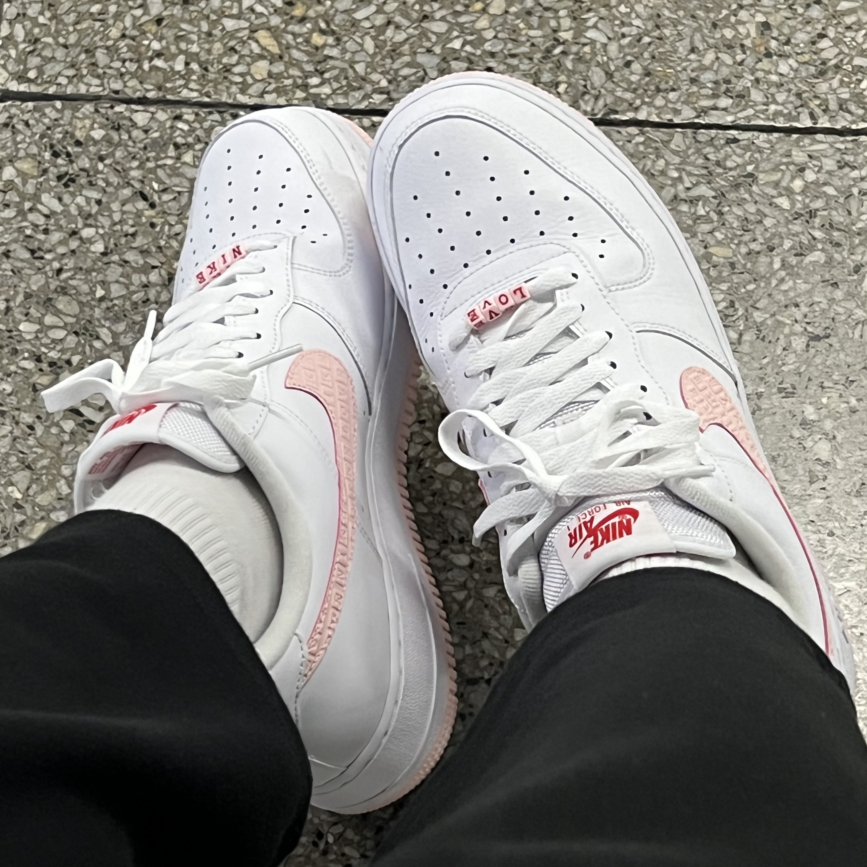 Nike Air Force 1 '07 Valentine's Day 2022 착용 스타일