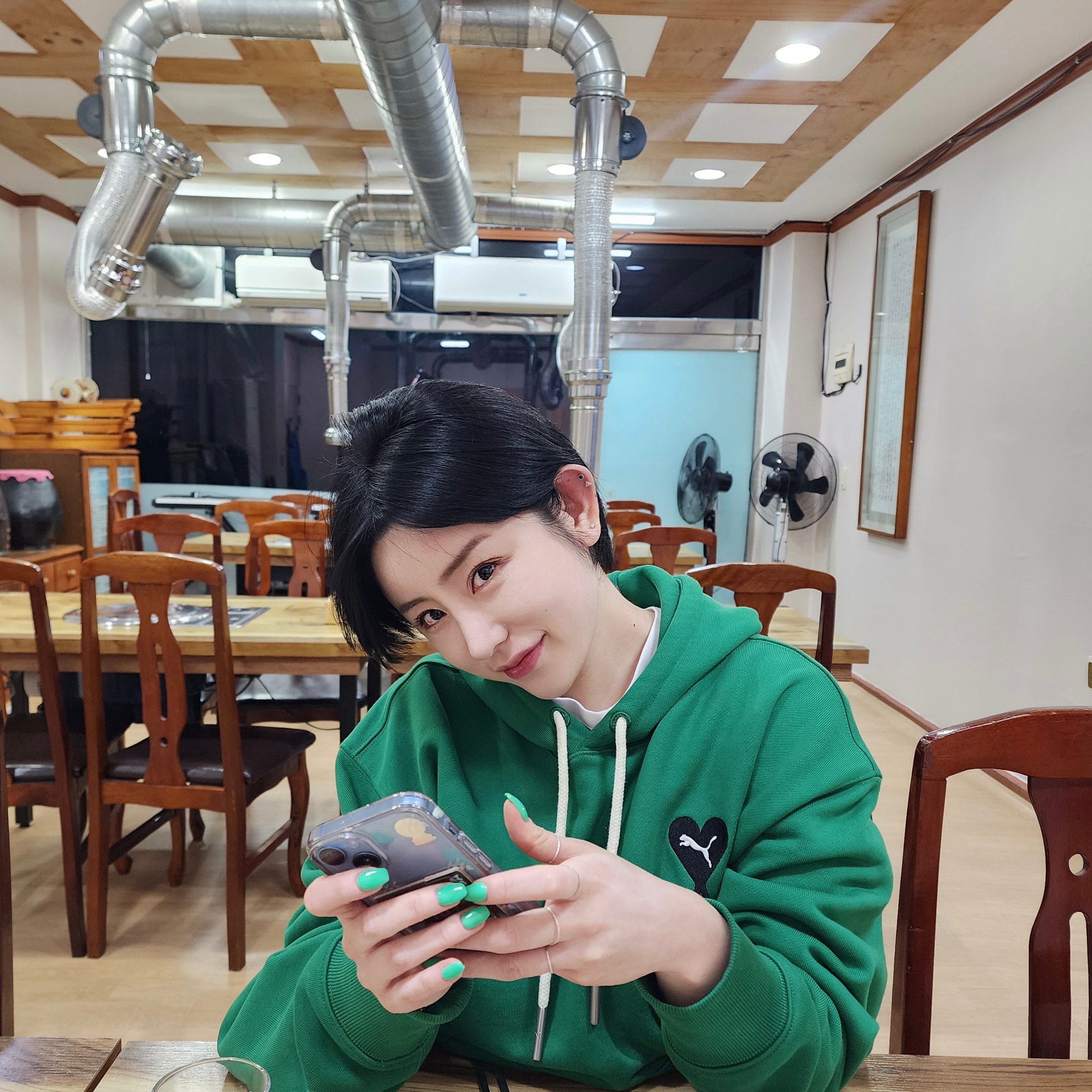Puma x AMI Hoodie Verdant Green, (Kids) Nike Everyday Plus Socks Pink White (6 Pack/Korean Ver.) 착용 스타일 - 2