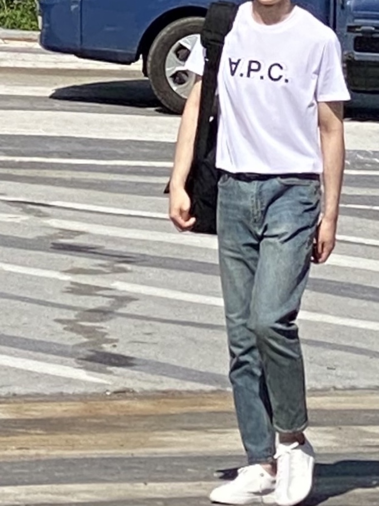 A.P.C. VPC T-Shirt White Dark Navy 착용 스타일