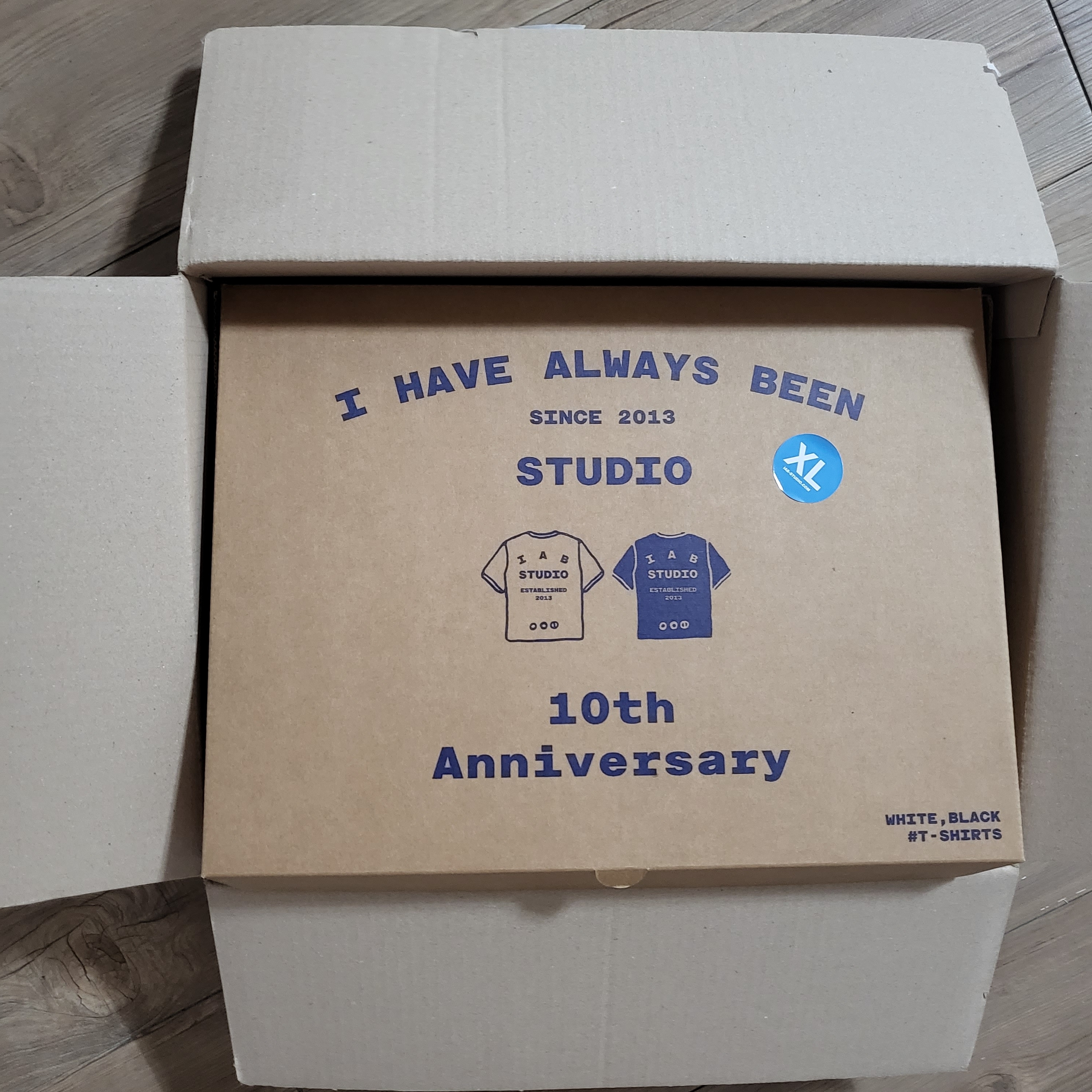 IAB Studio 10th Anniversary T-Shirts Pack White & Black (2 Pack) 착용 스타일
