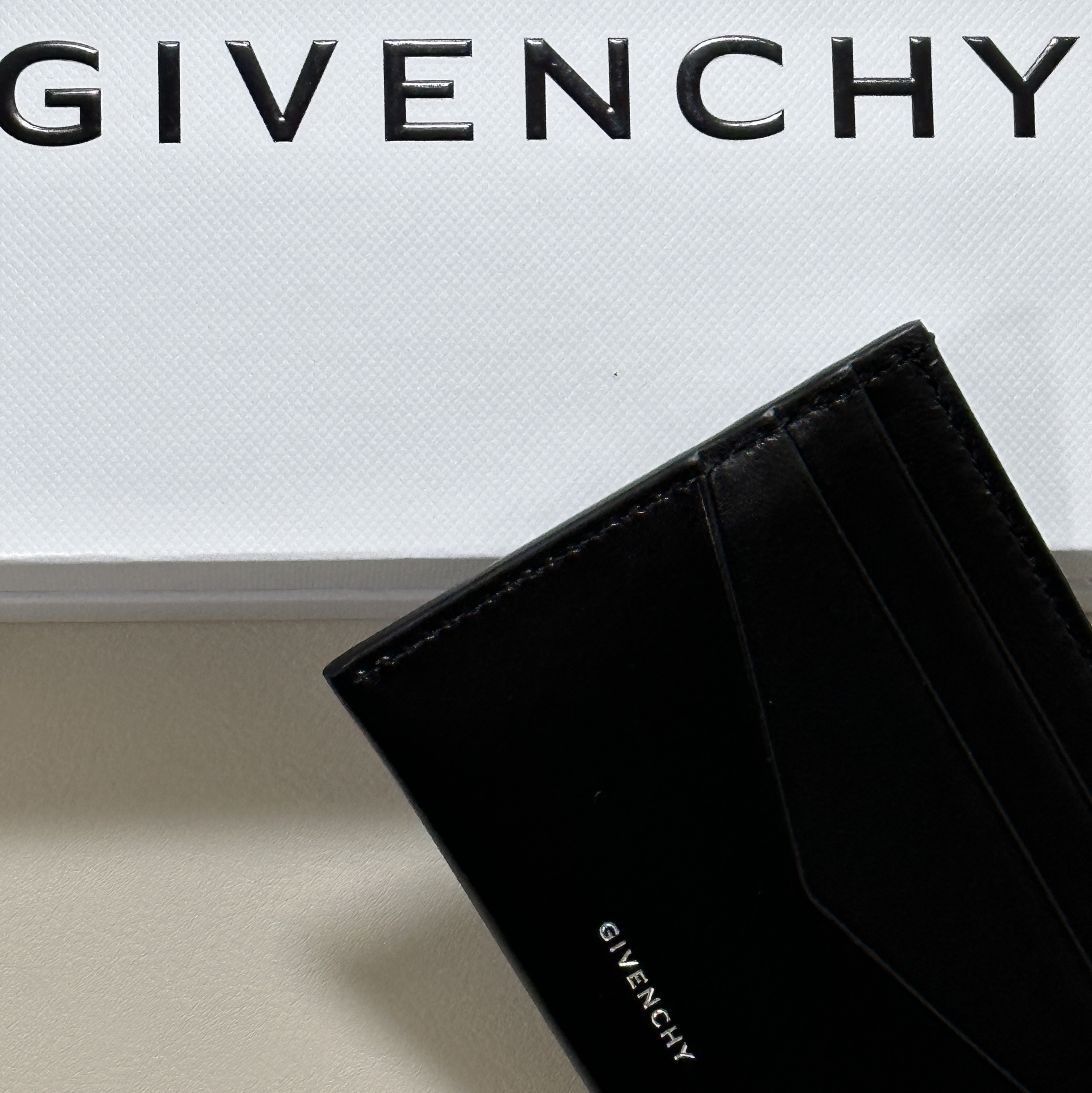 Givenchy 4G Card Holder in Box Leather Black 착용 스타일 - 1