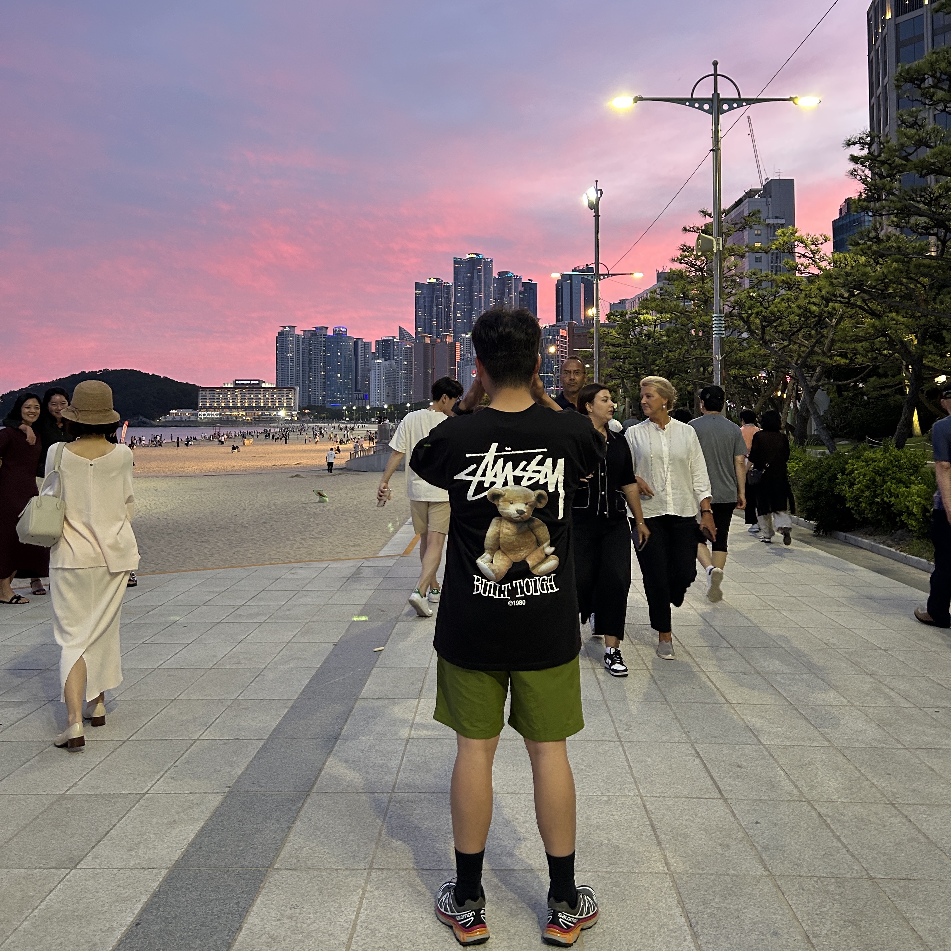 Stussy Built Tough T-Shirt Black, Salomon XT-6 Beluga Russet Orange 착용 스타일