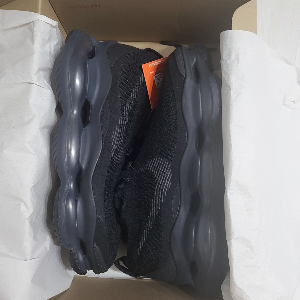Nike Air Max Scorpion Flyknit Black Anthracite 착용 스타일 - 3