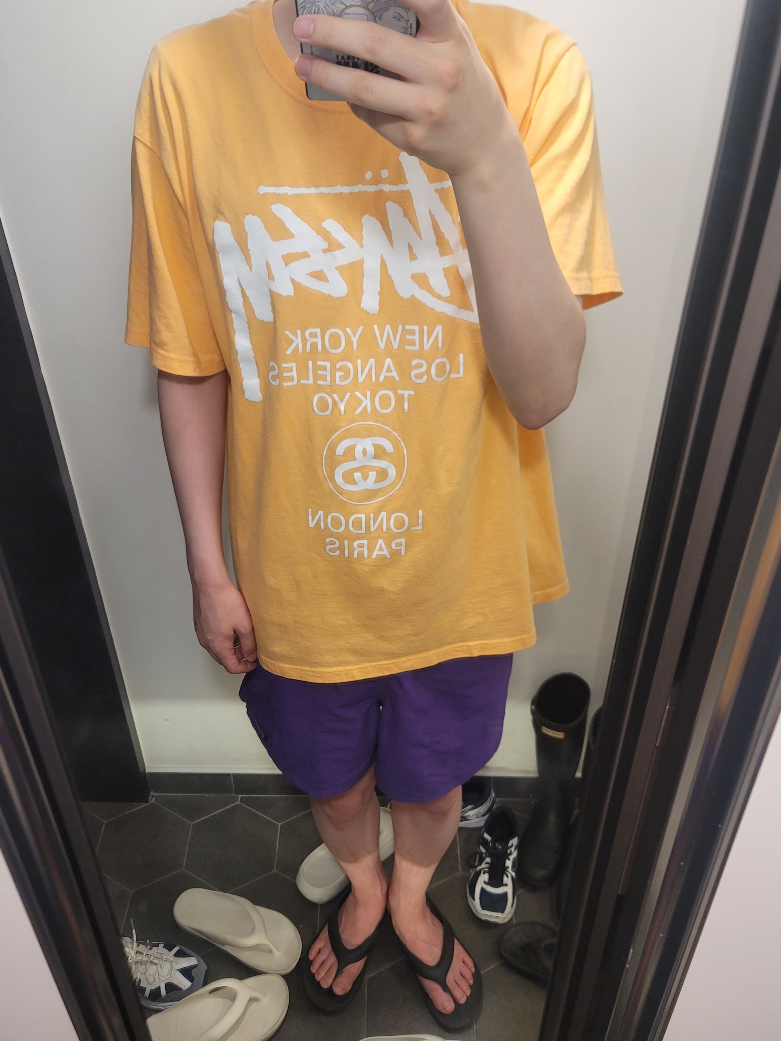 Stussy World Tour T-Shirt Peach 2021, New Balance x Taw&Toe Flip Flop Black 착용 스타일