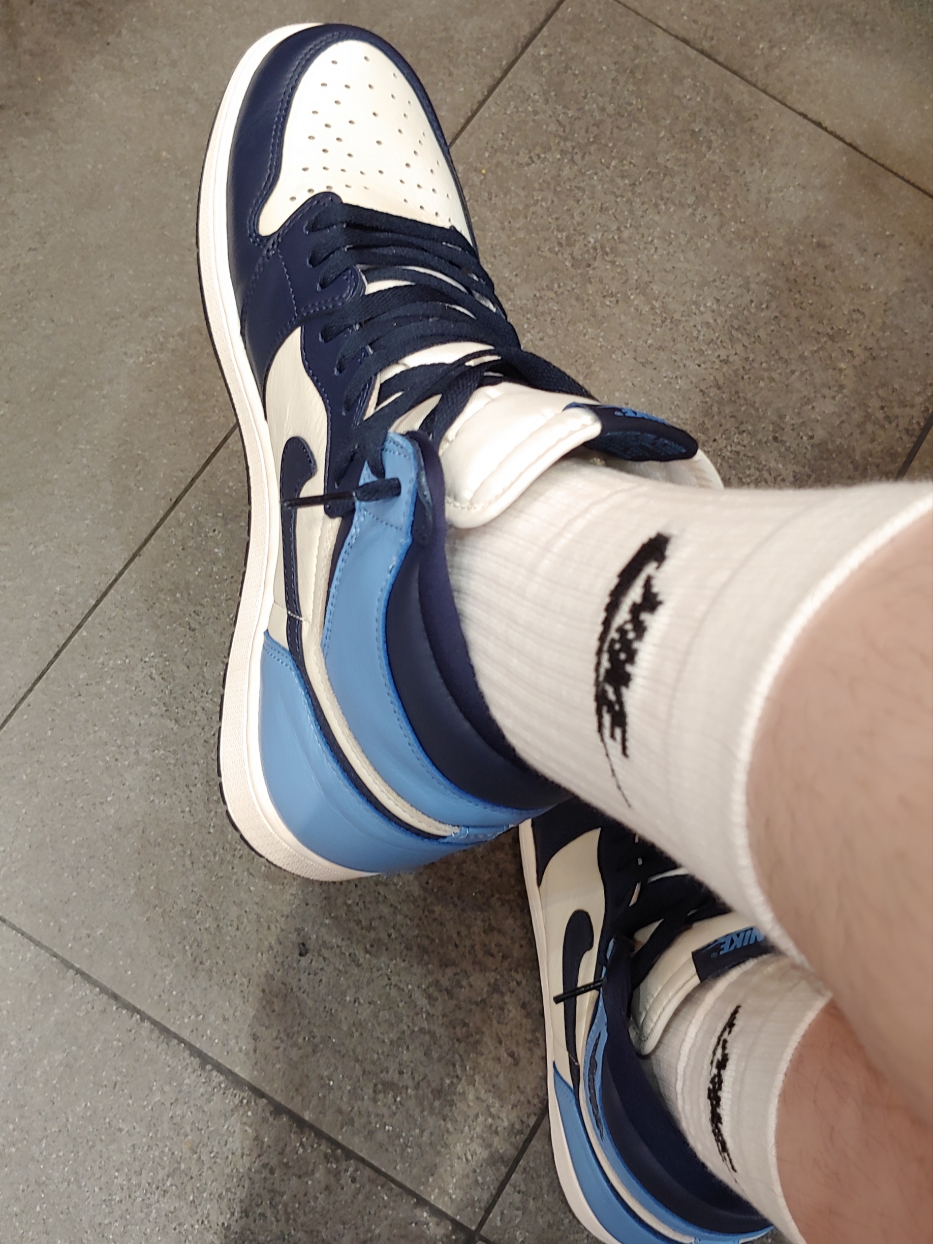 Jordan 1 Retro High Obsidian UNC, Nike NSW Everyday Essential Crew Socks White (3 Pack/Korean Ver.) 착용 스타일 - 1
