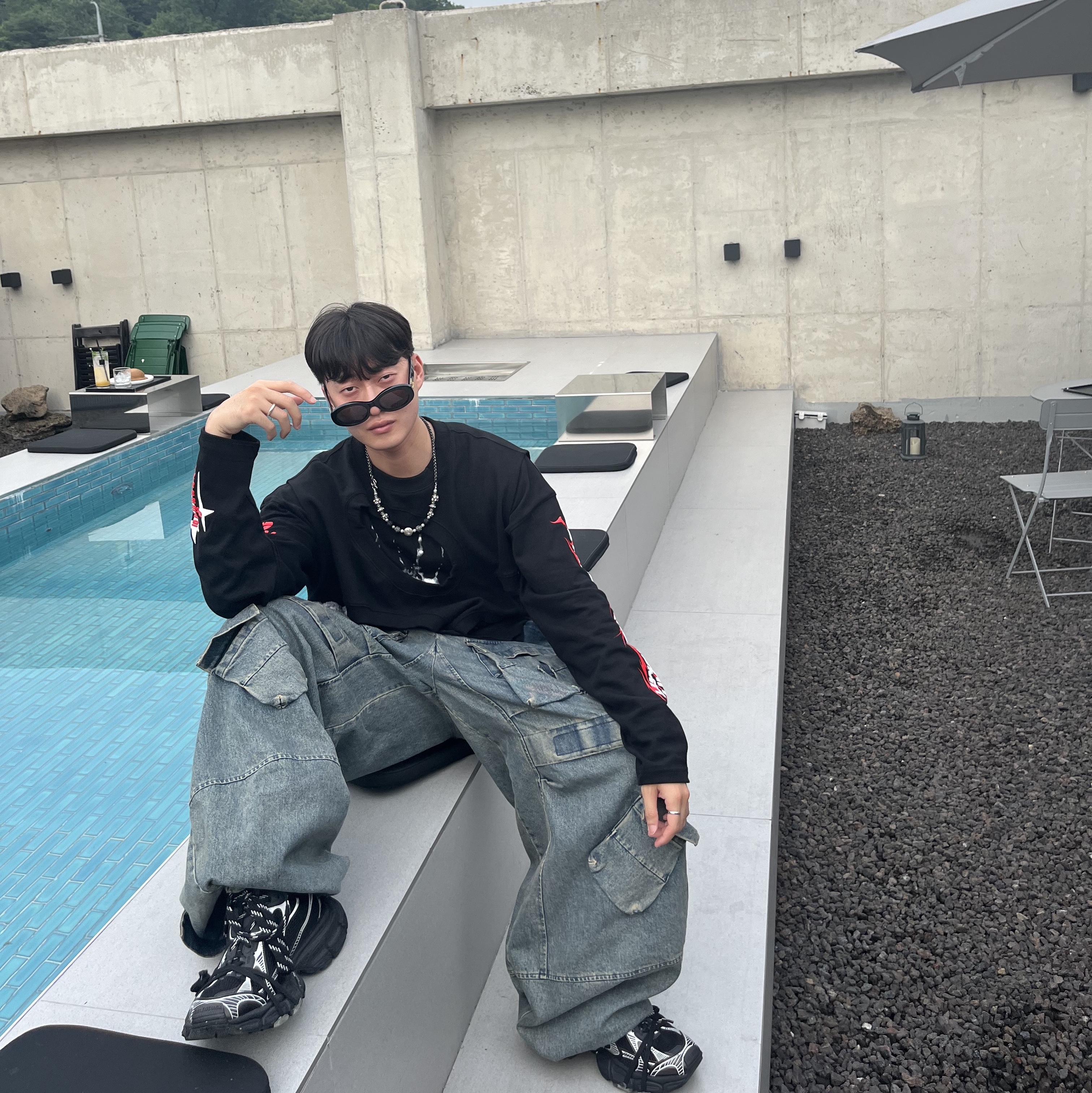 [KREAM 단독] Ourpas 061 Hell Runner Long Sleeve Black, [KREAM 단독] Ourpas 030 Wide Cargo Denim Blue 착용 스타일 - 1