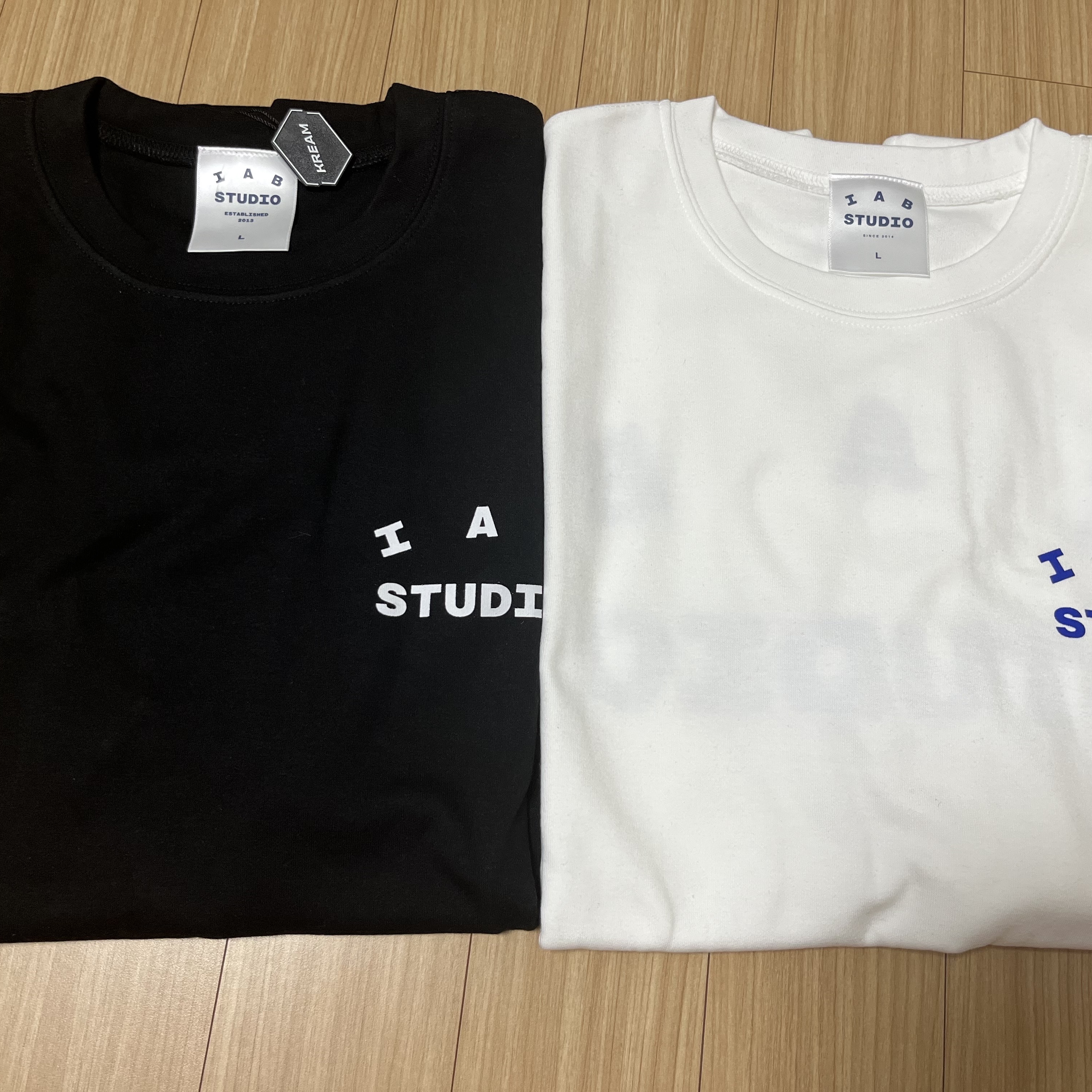 IAB Studio 10th Anniversary T-Shirts Pack White & Black (2 Pack) 착용 스타일