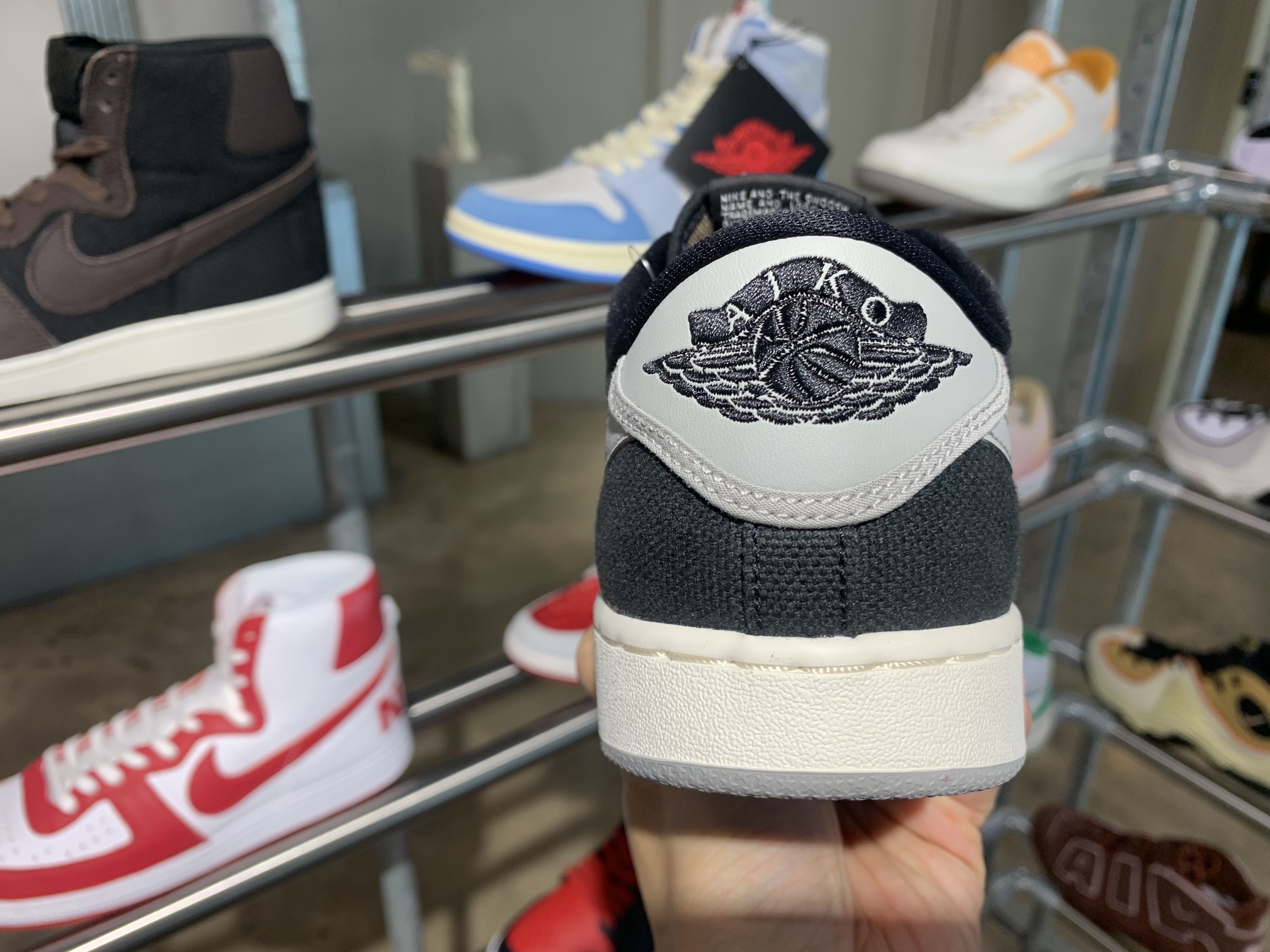 Jordan 1 KO Low Black Medium Grey 착용 스타일 - 5