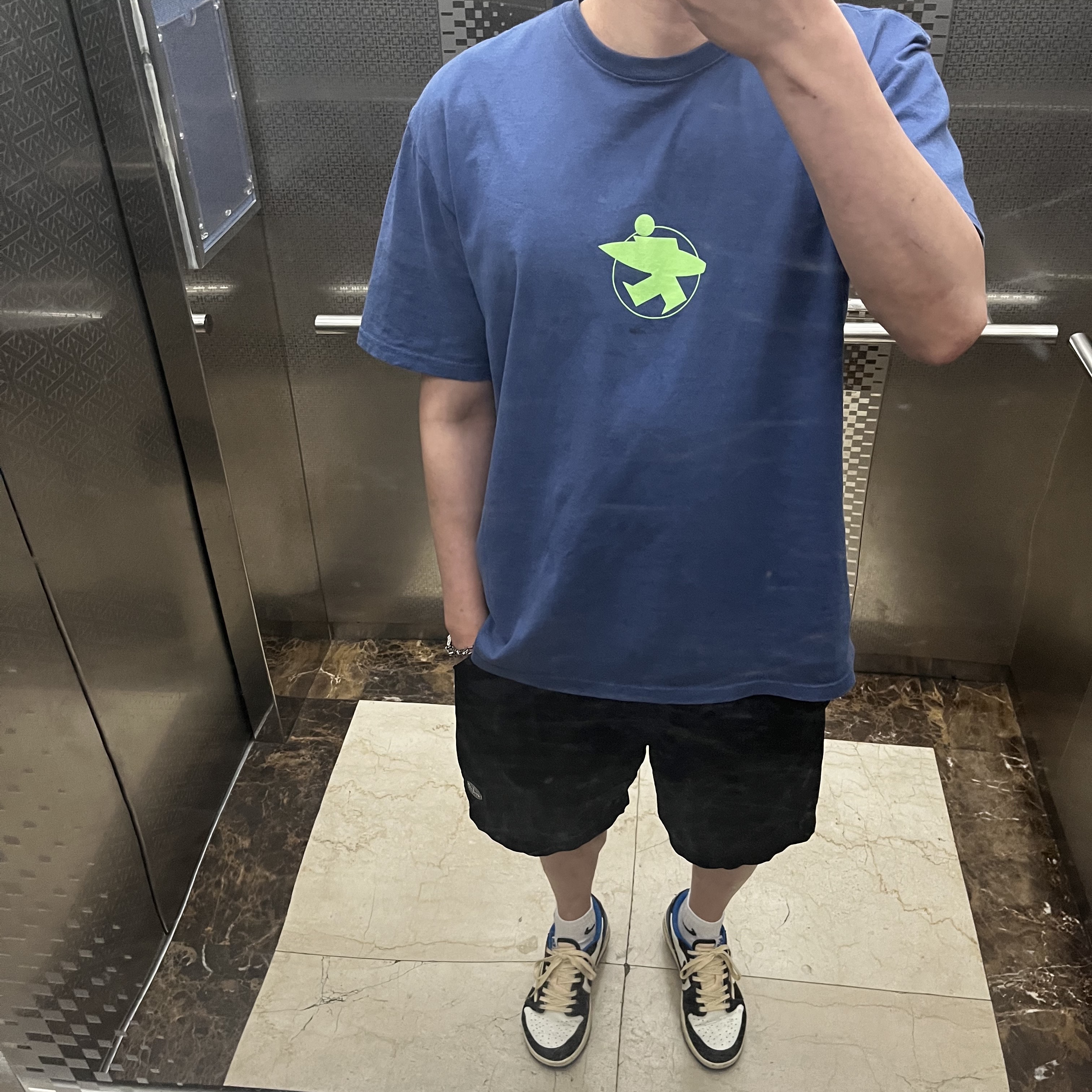 Stussy Surf Stock T-Shirt Midnight, Jordan 1 x Travis Scott x Fragment Retro Low OG SP Military Blue 착용 스타일