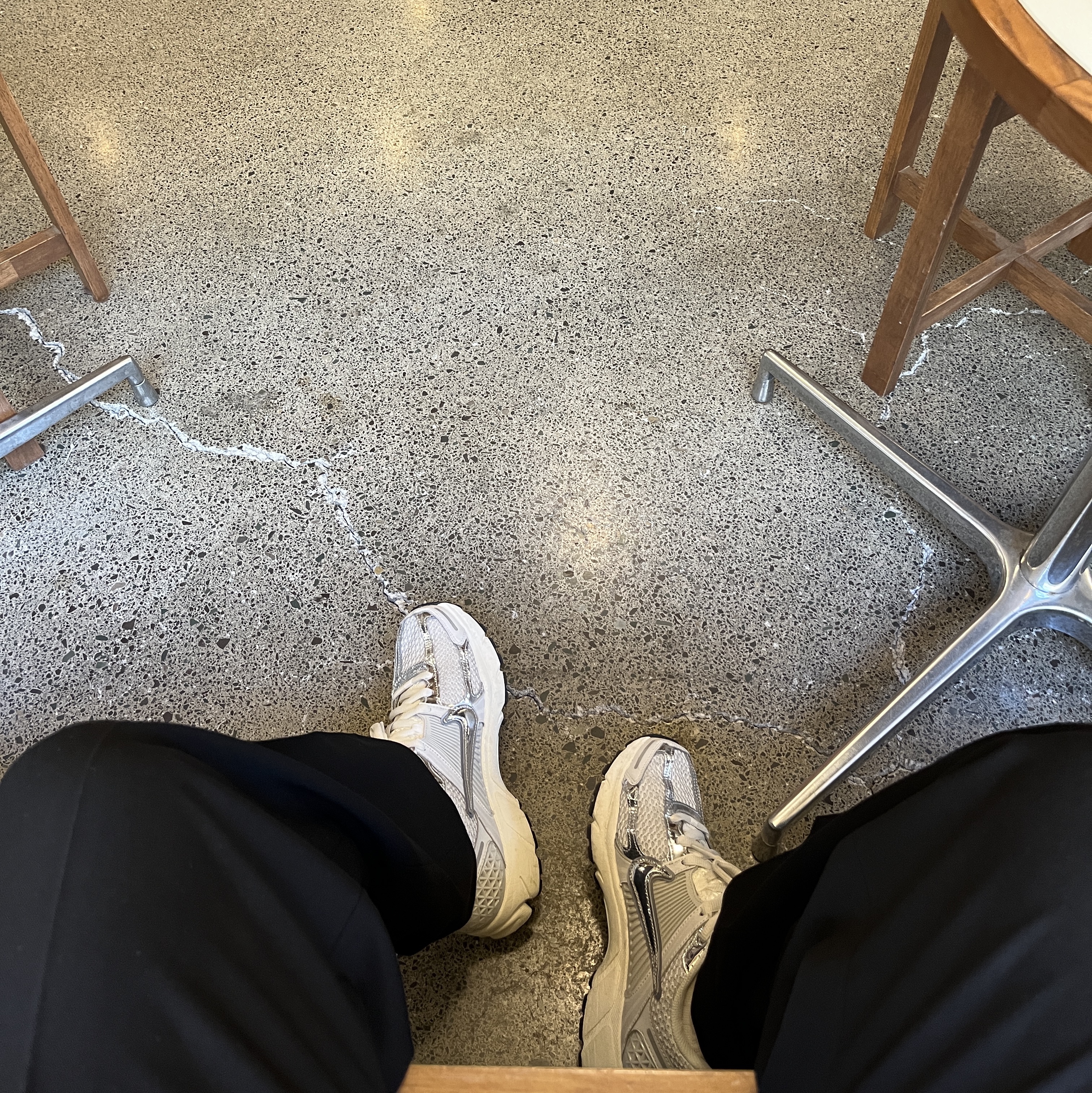 (W) Nike Zoom Vomero 5 Photon Dust and Metallic Silver 착용 스타일 - 2