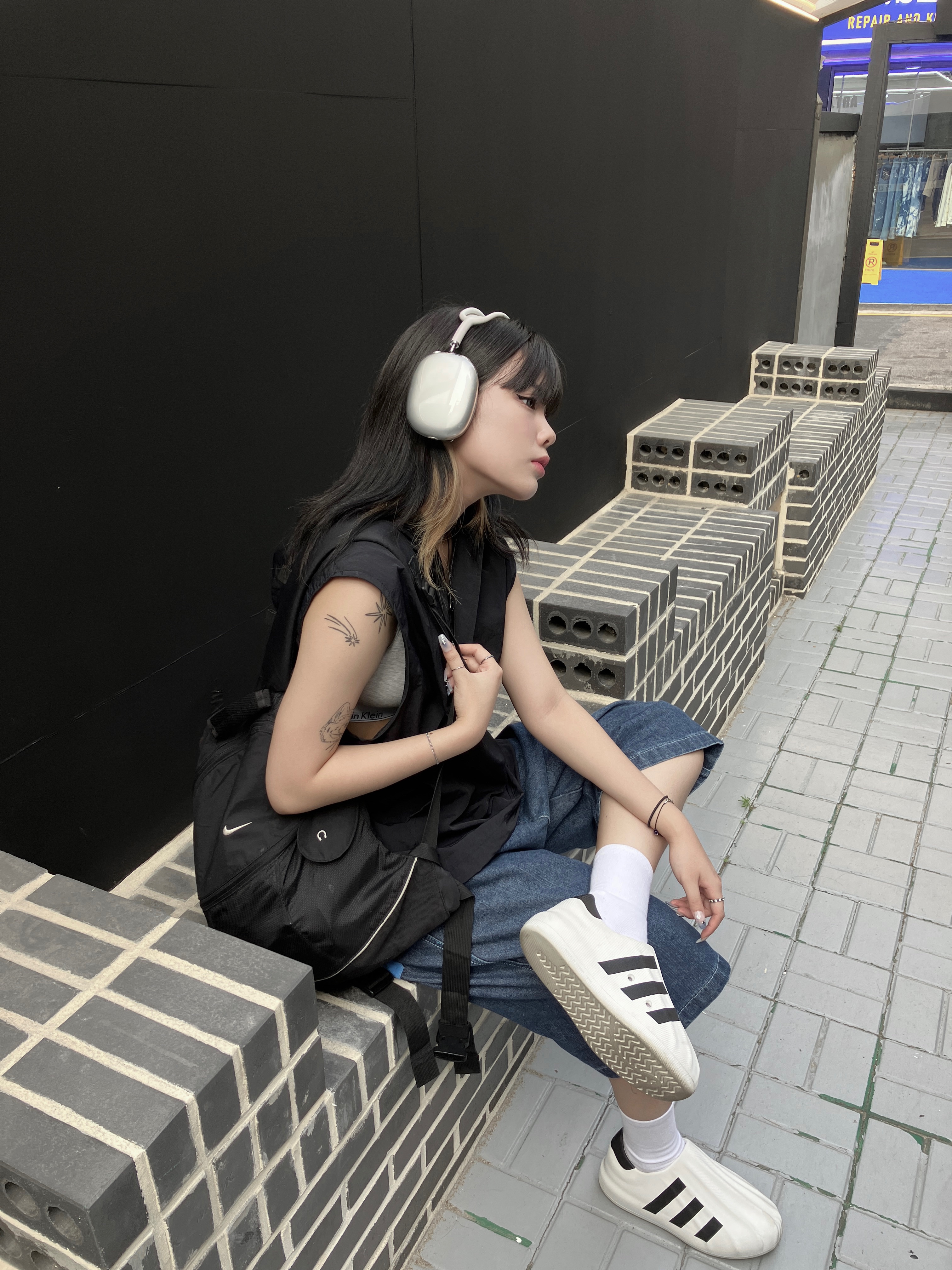 Adidas Adifom Superstar Core White, Apple AirPods Max Lightning Silver (Korean Ver.) 착용 스타일 - 2