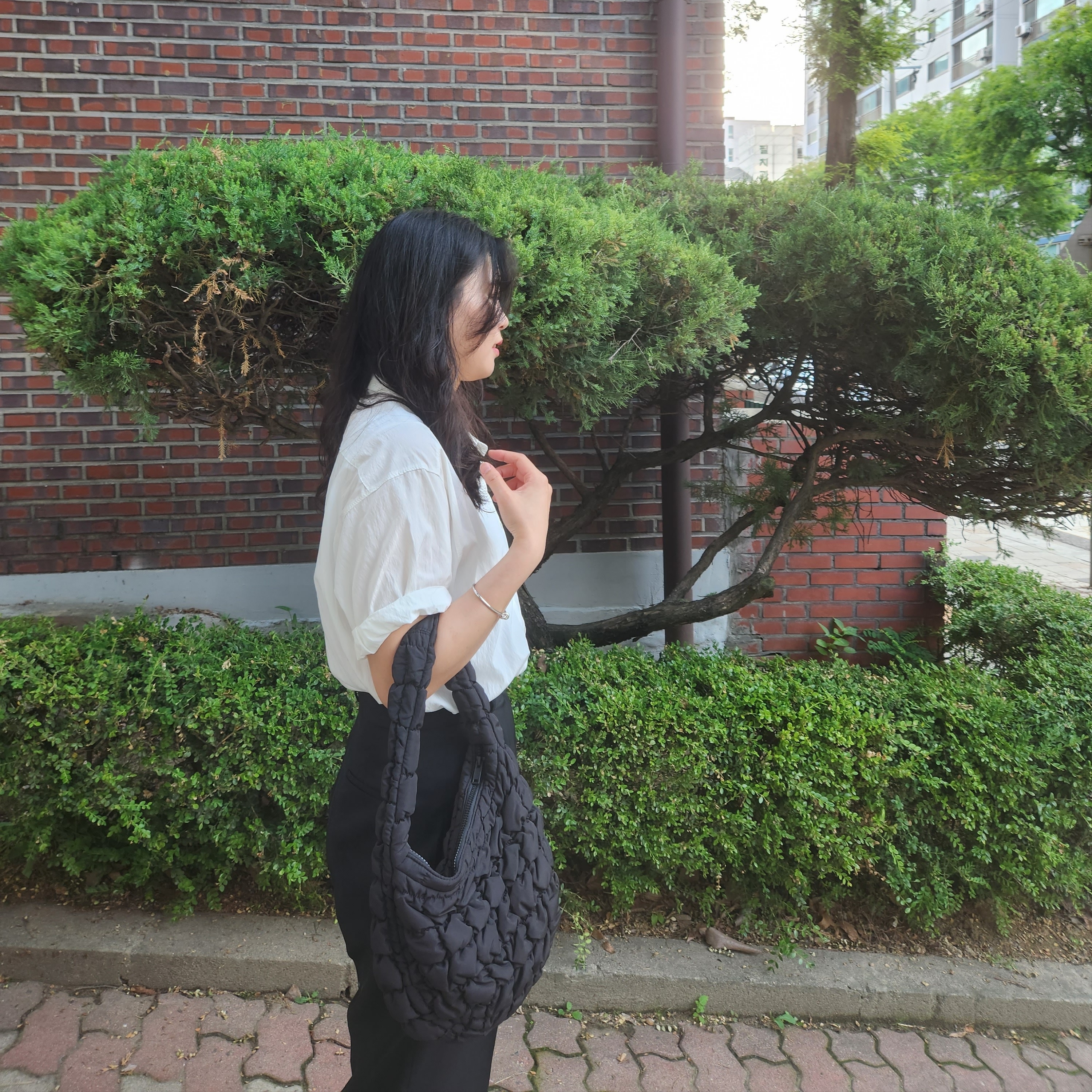 COS Quilted Mini Bag Black 착용 스타일 - 1