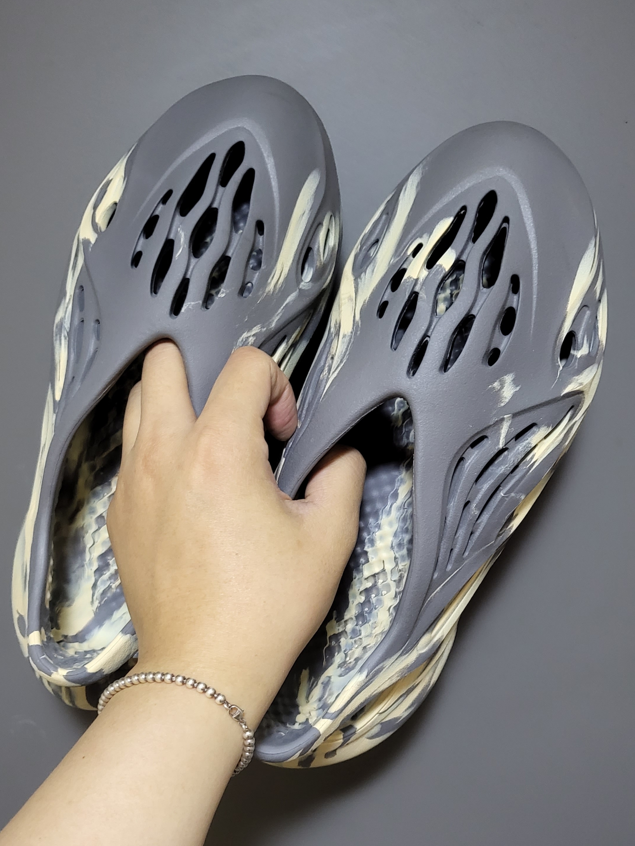 Adidas Yeezy Foam RNNR MXT Moon Gray 착용 스타일