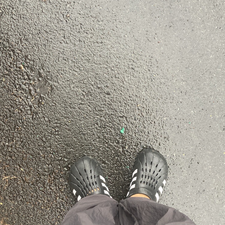 Adidas Adilette Clog Black White 착용 스타일