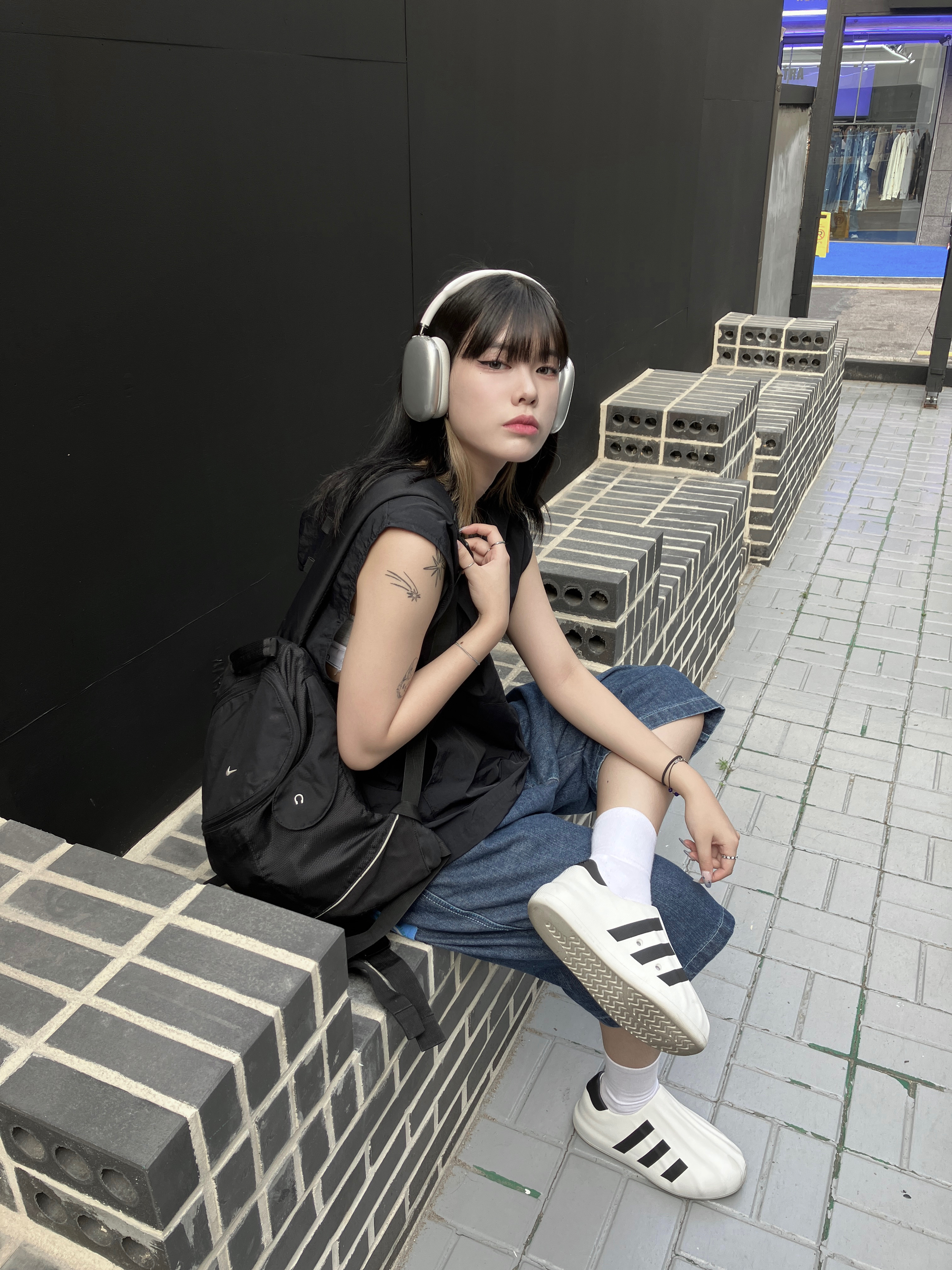 Adidas Adifom Superstar Core White, Apple AirPods Max Lightning Silver (Korean Ver.) 착용 스타일 - 1
