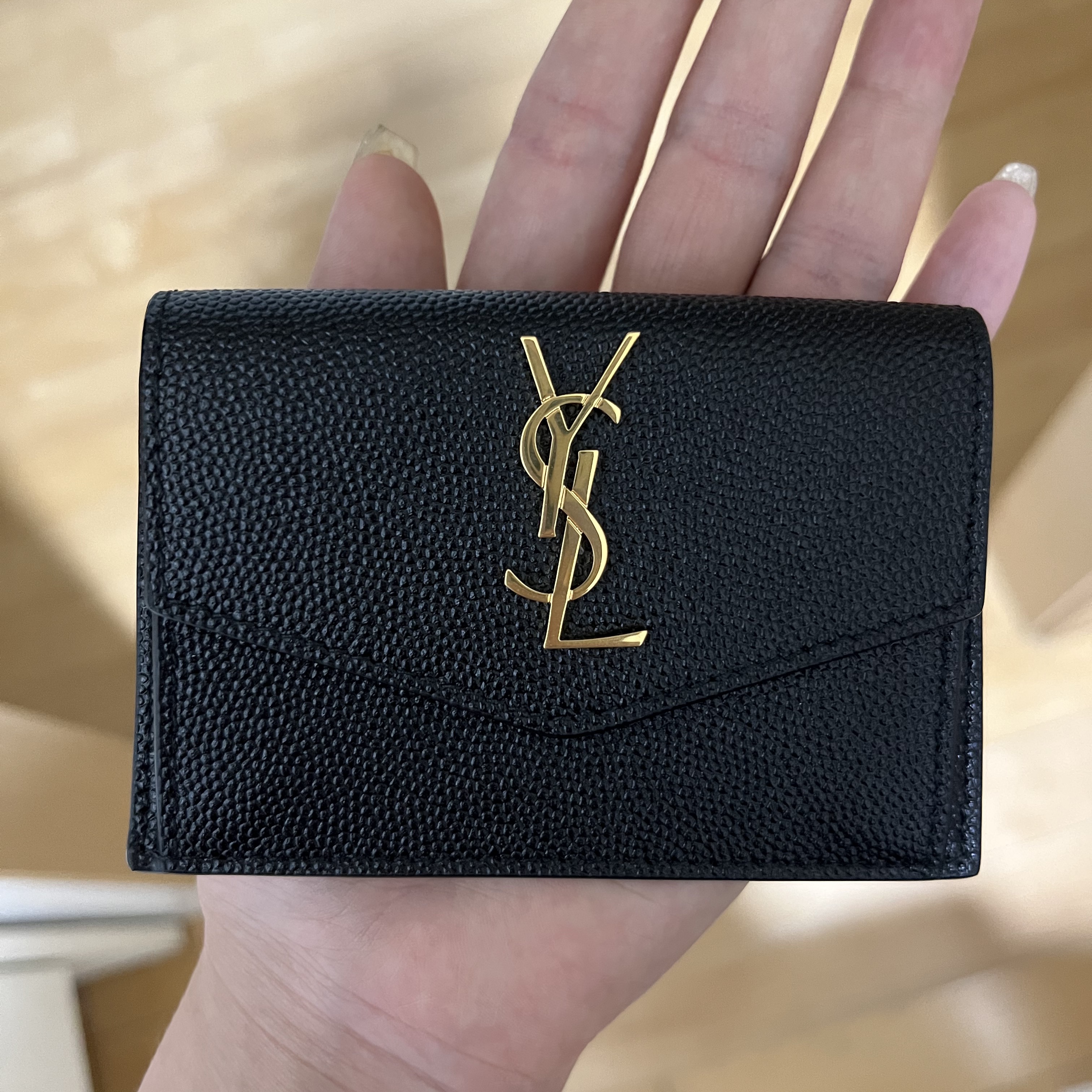 Saint Laurent Gold Monogram Uptown Card Case in Grain de Poudre Embossed Leather Black 착용 스타일