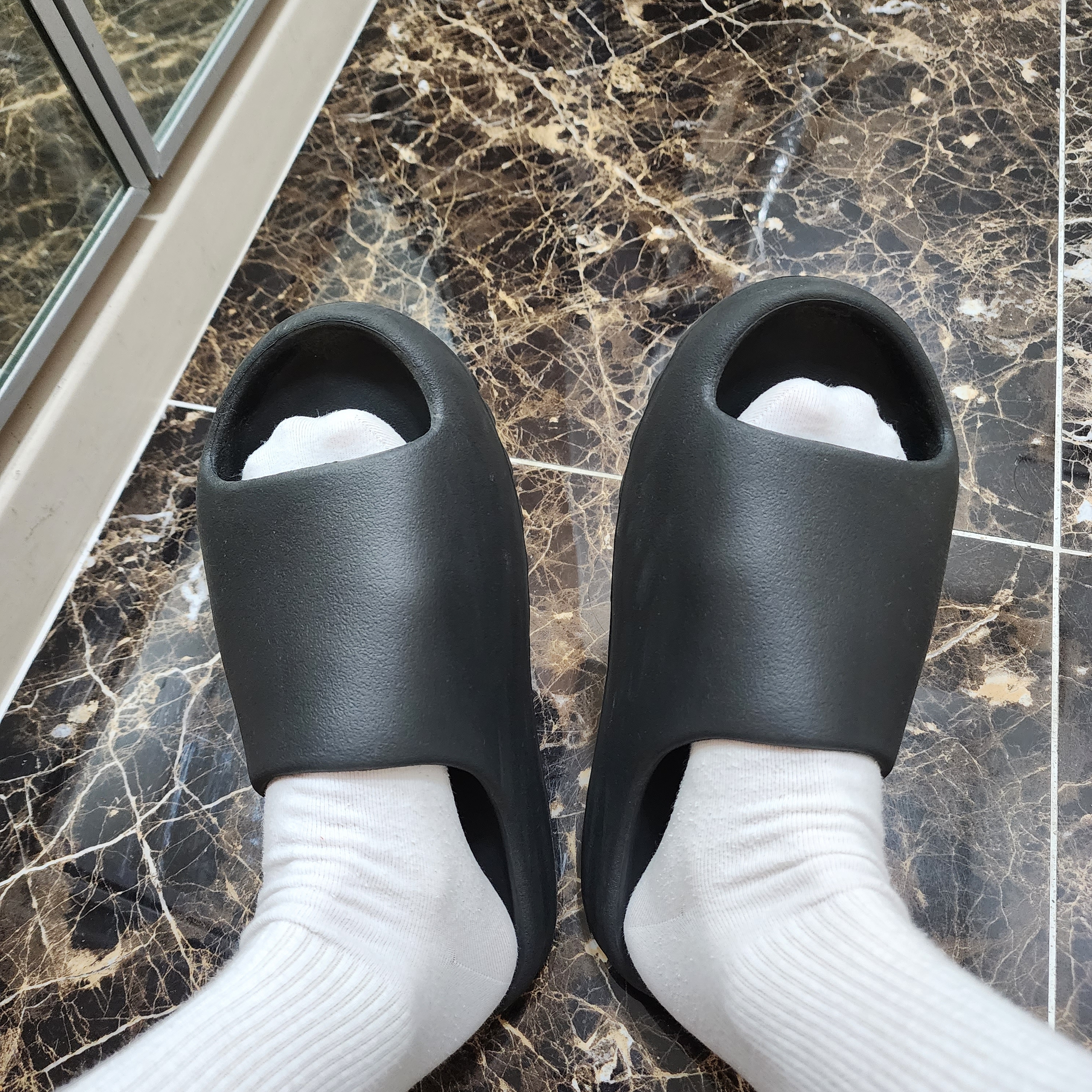 Adidas Yeezy Slide Onyx 착용 스타일
