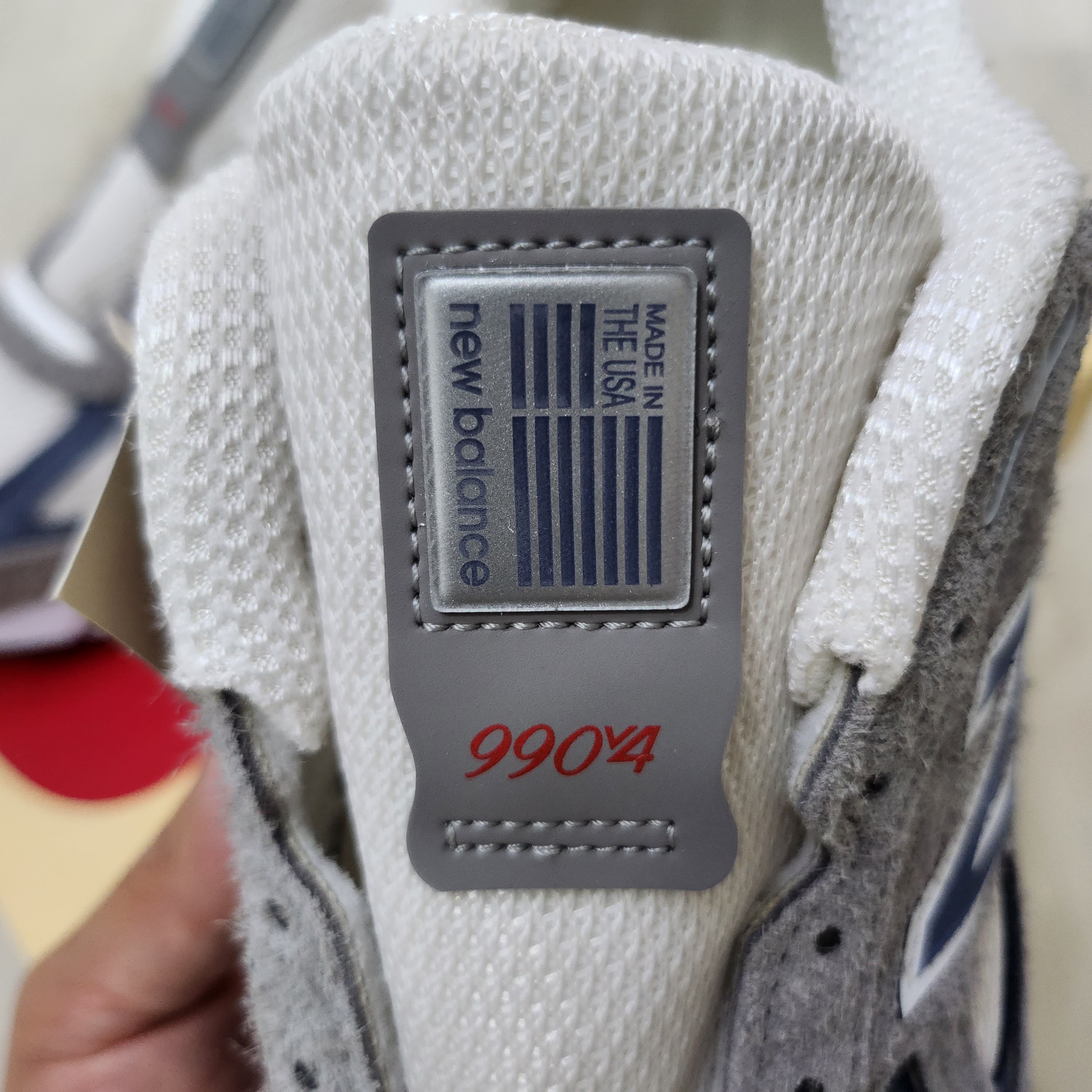 New Balance 990v4 Made in USA Gray Suede 착용 스타일 - 3