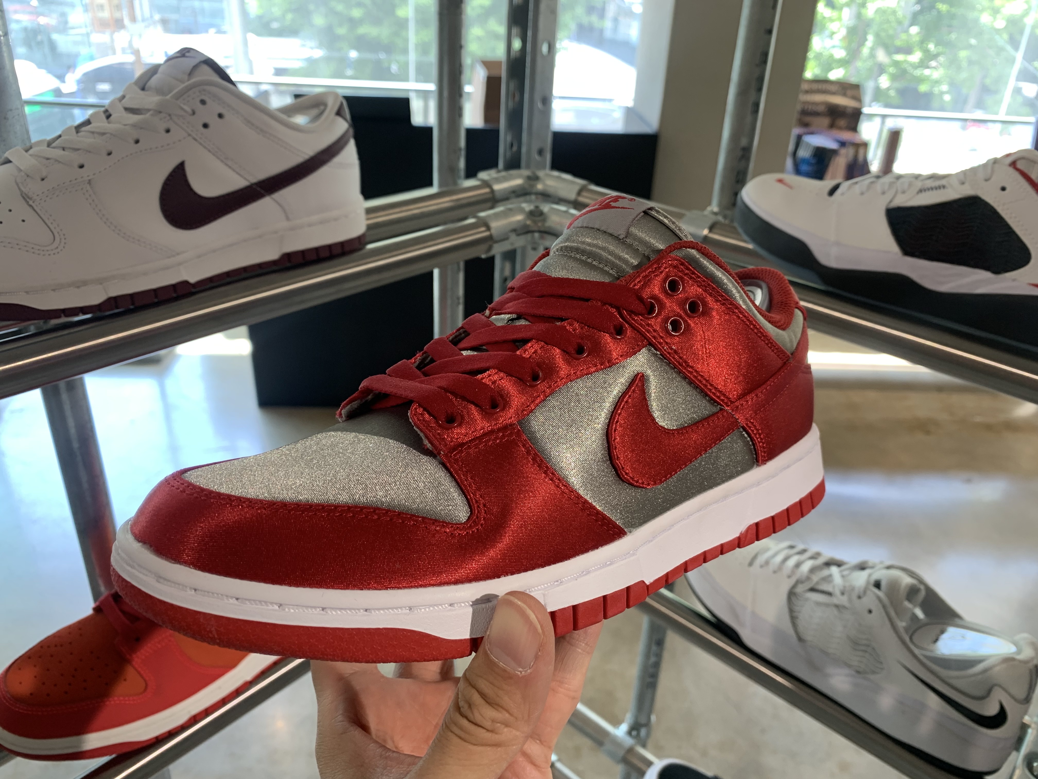(W) Nike Dunk Low Varsity Red and Medium Grey 착용 스타일 - 2