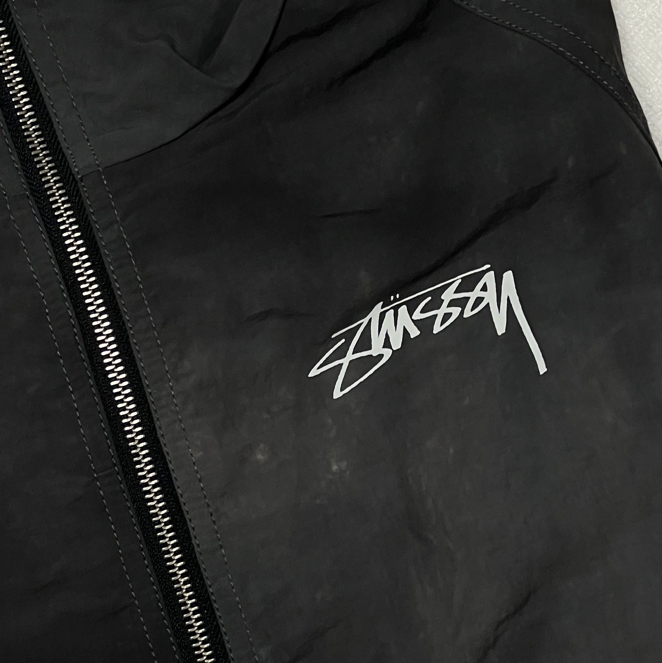 Stussy Wave Dye Beach Shell Jacket Black 착용 스타일 - 1