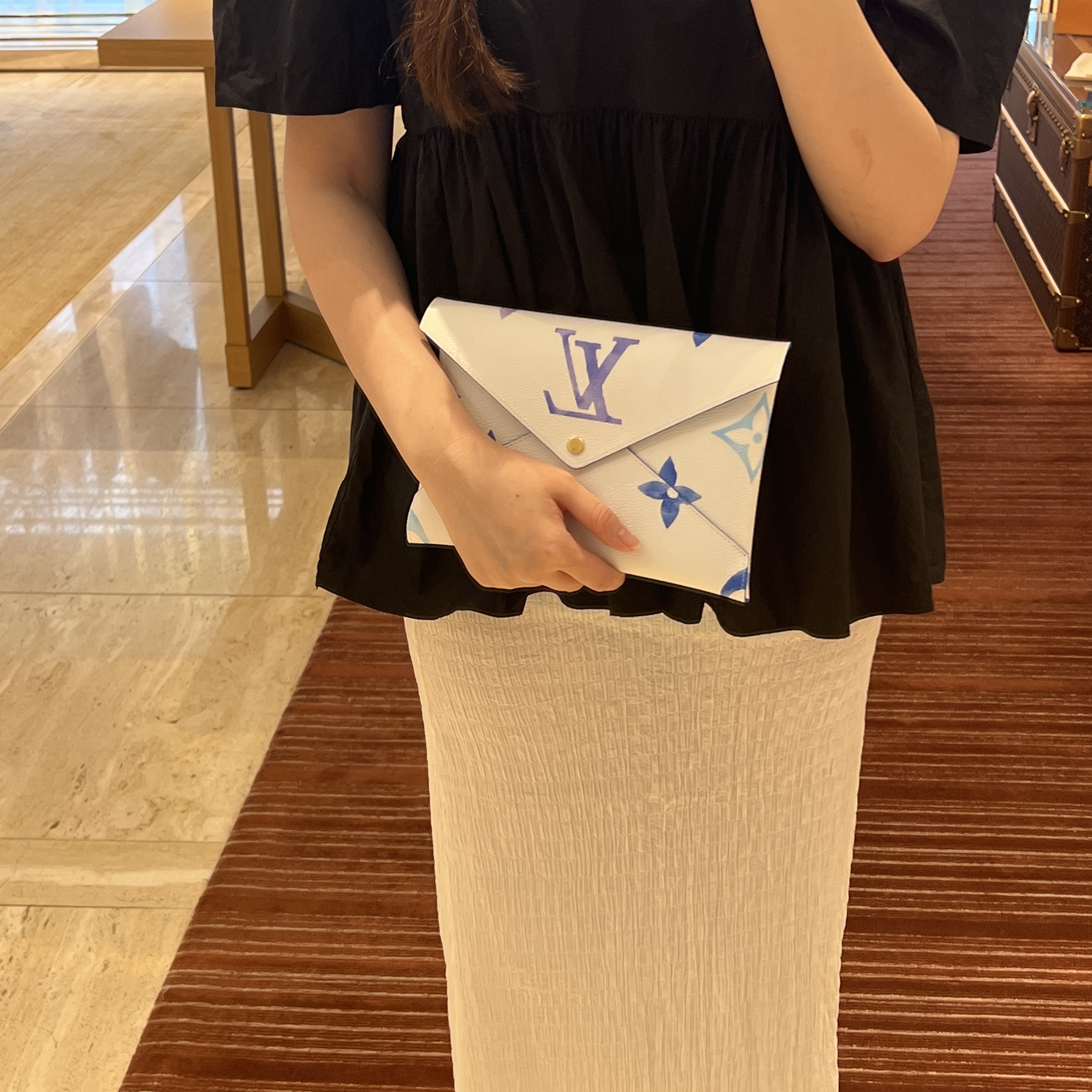 Louis Vuitton Kirigami Pochette Blue Pink Beige 착용 스타일 - 2