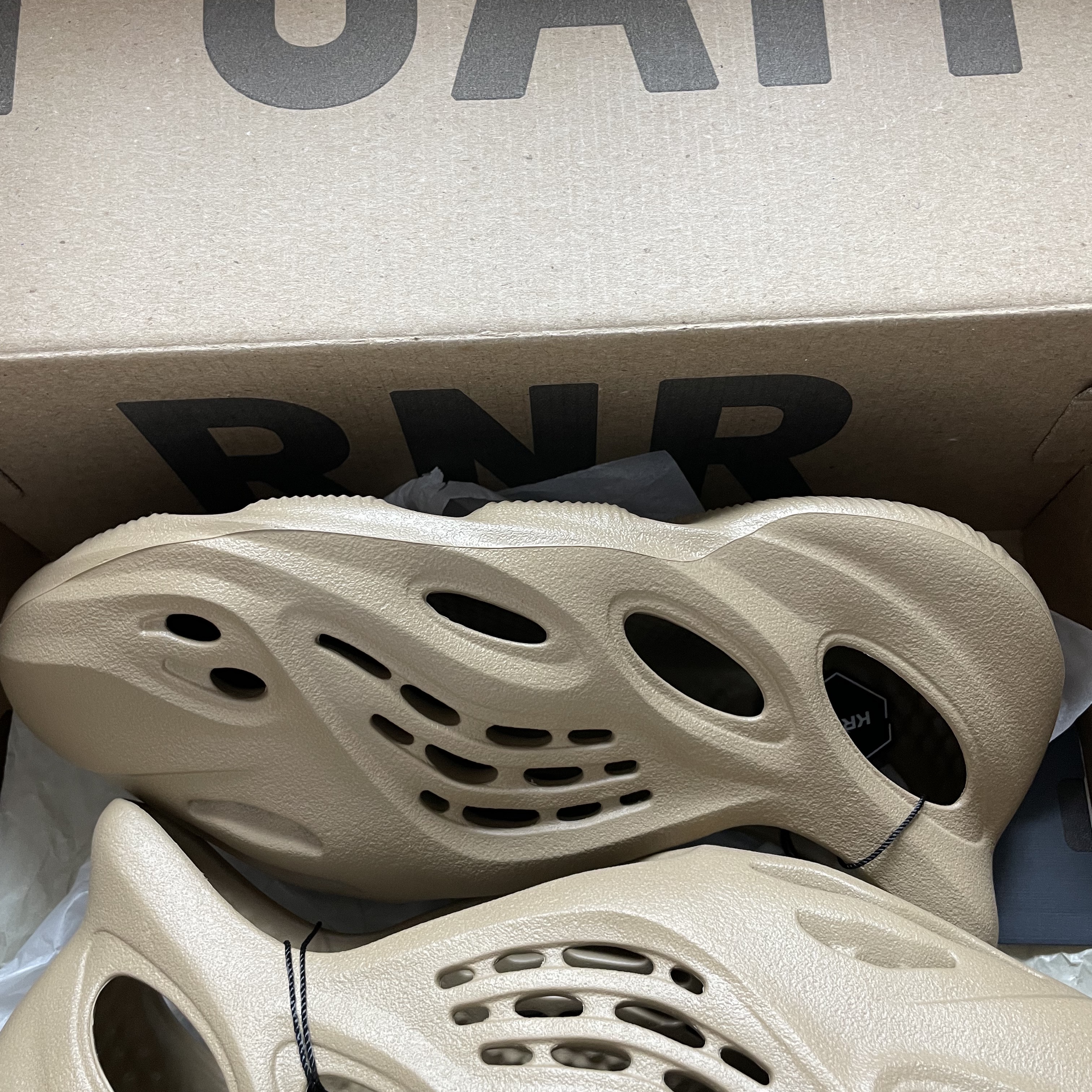 Adidas Yeezy Foam RNNR Clay Taupe 착용 스타일