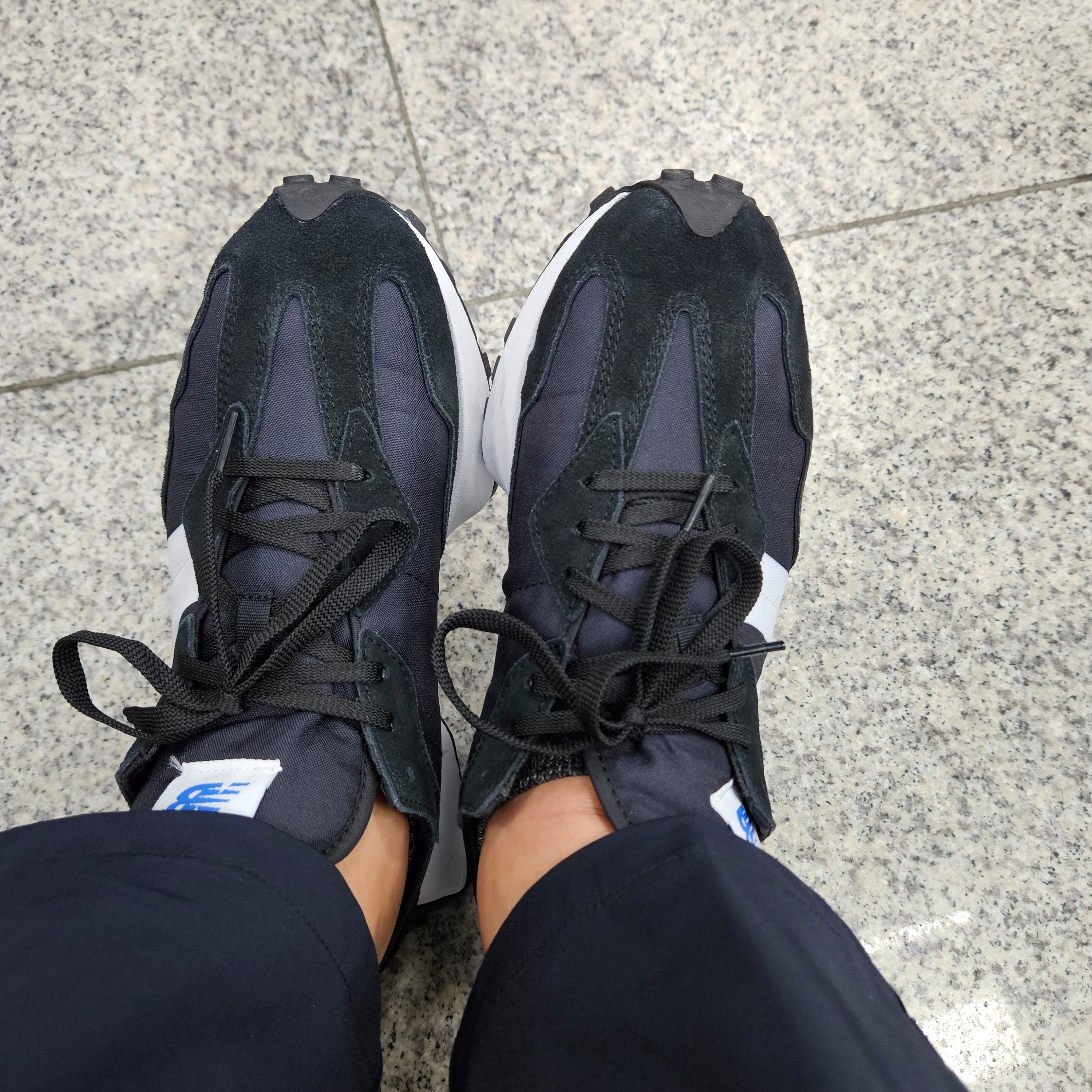 New Balance 327 Black 착용 스타일 - 1