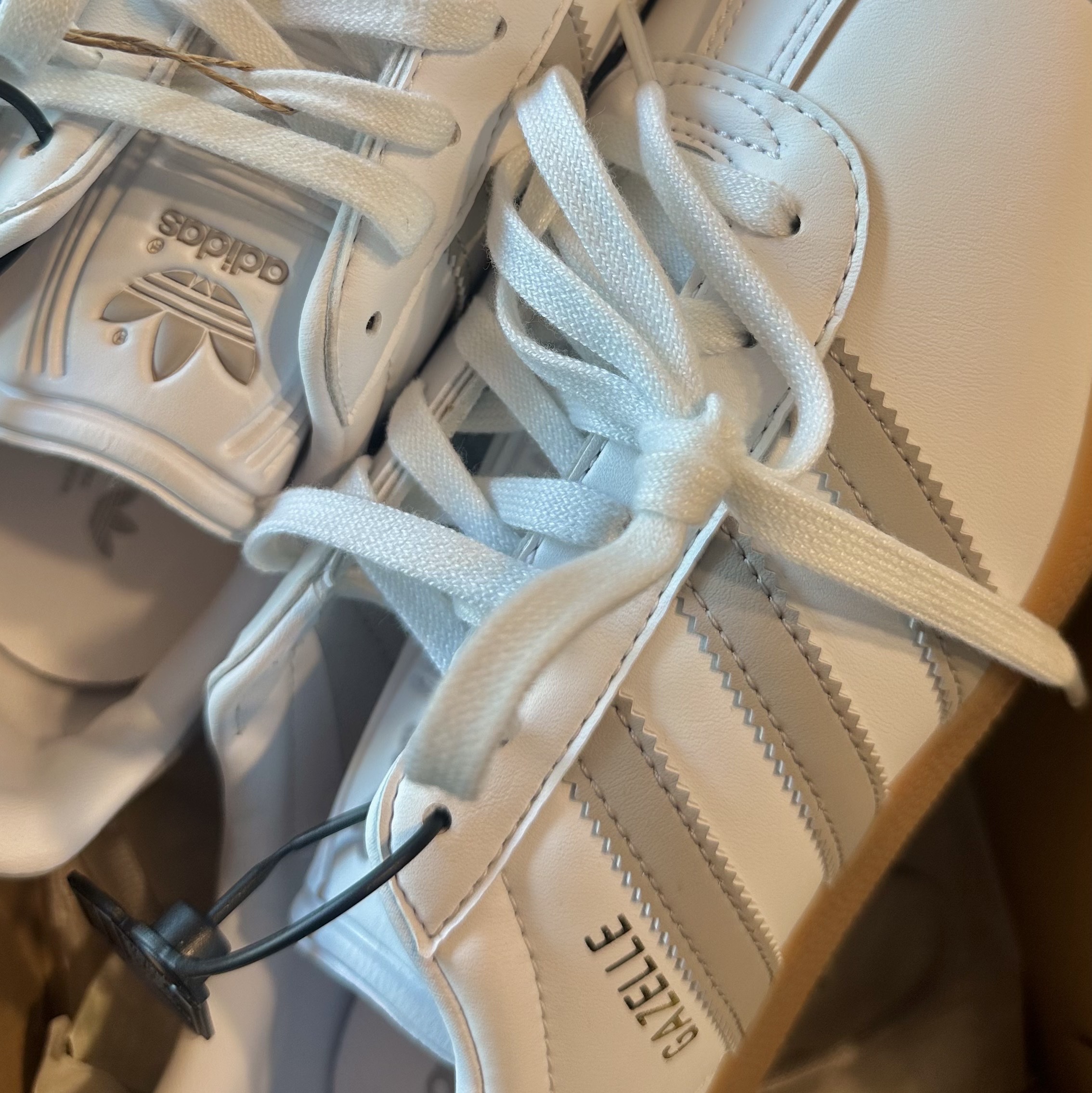 Adidas Gazelle White Grey 착용 스타일 - 1