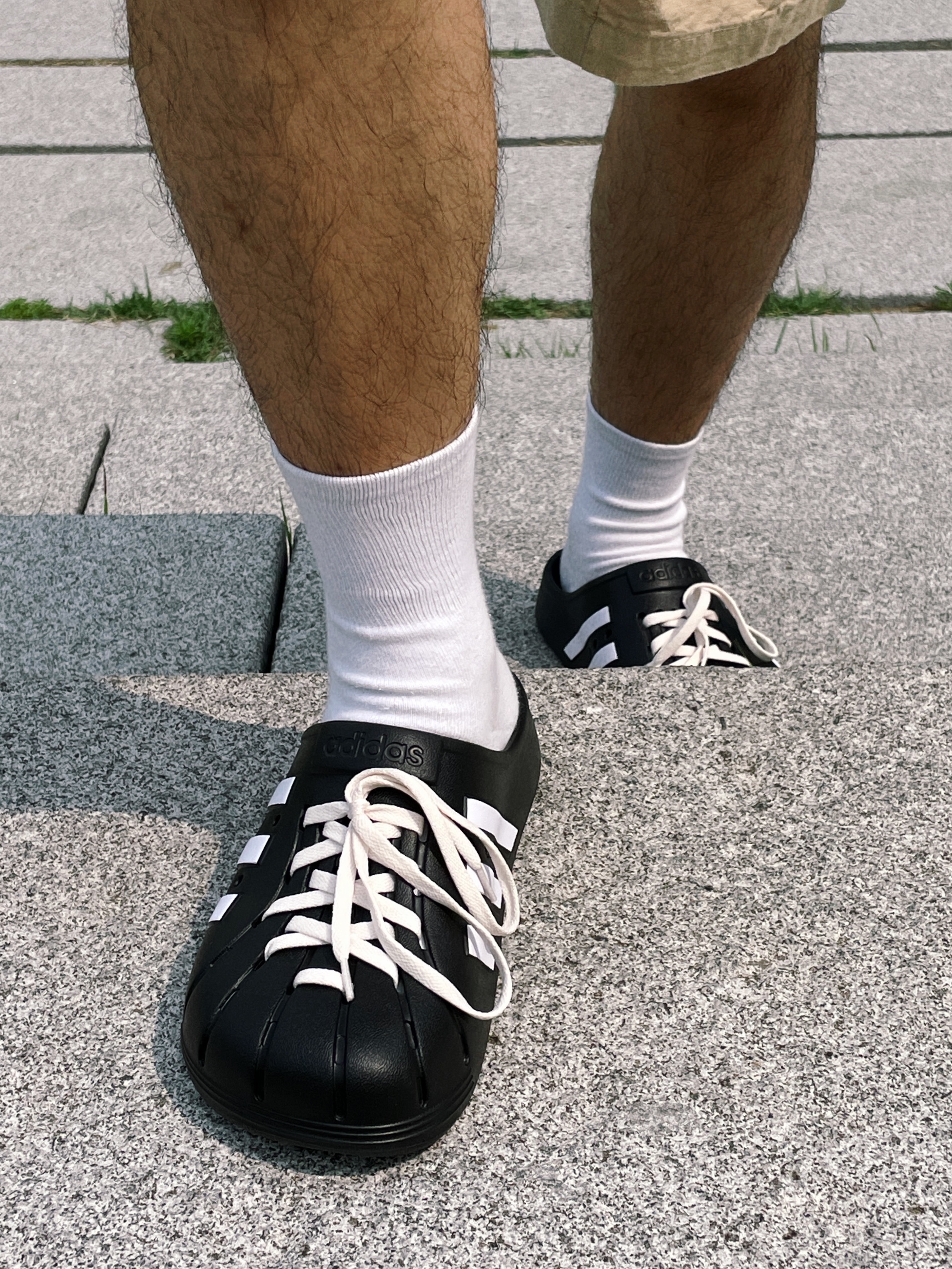 Adidas Adilette Clog Black White 착용 스타일 - 1