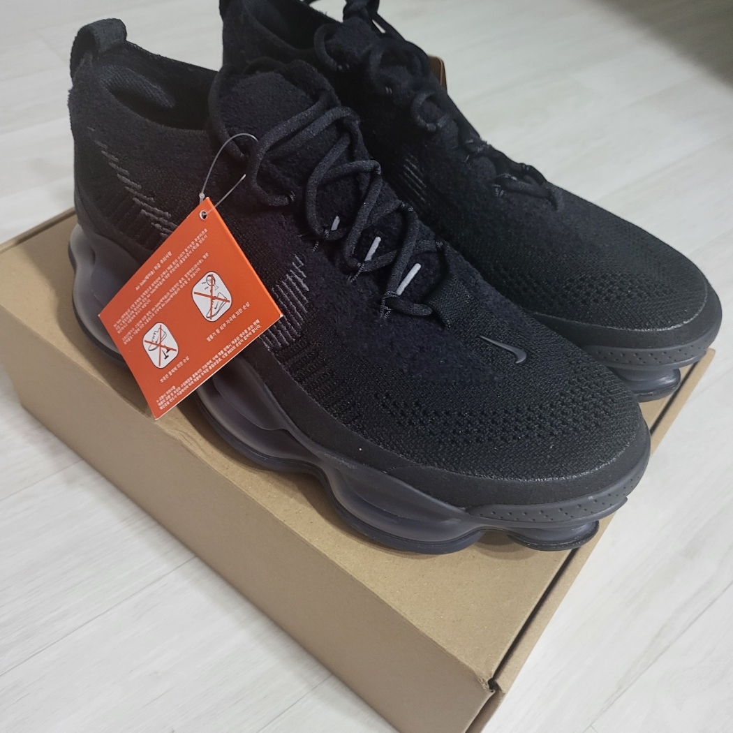 Nike Air Max Scorpion Flyknit Black Anthracite 착용 스타일 - 1